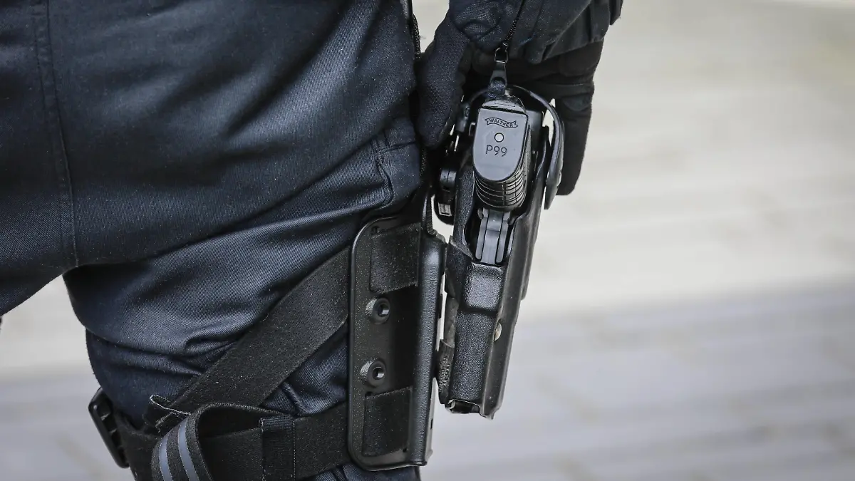 03.05.2019, Essen, Ruhrgebiet, Nordrhein-Westfalen, Deutschland - Hand an der Dienstwaffe Walther P99, Polizist im Einsatz bei Fridays for Future Demonstration anlaesslich der RWE Hauptversammlung. Essen Nordrhein-Westfalen Deutschland *** 03 05 2019 Essen Ruhr district North Rhine-Westphalia Germany Hand on the service weapon Walther P99 Policeman in action at Fridays for Future Demonstration on the occasion of the RWE Annual General Meeting Essen North Rhine-Westphalia Germany