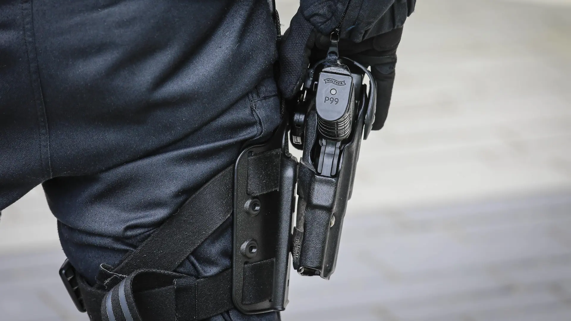 03.05.2019, Essen, Ruhrgebiet, Nordrhein-Westfalen, Deutschland - Hand an der Dienstwaffe Walther P99, Polizist im Einsatz bei Fridays for Future Demonstration anlaesslich der RWE Hauptversammlung. Essen Nordrhein-Westfalen Deutschland *** 03 05 2019 Essen Ruhr district North Rhine-Westphalia Germany Hand on the service weapon Walther P99 Policeman in action at Fridays for Future Demonstration on the occasion of the RWE Annual General Meeting Essen North Rhine-Westphalia Germany