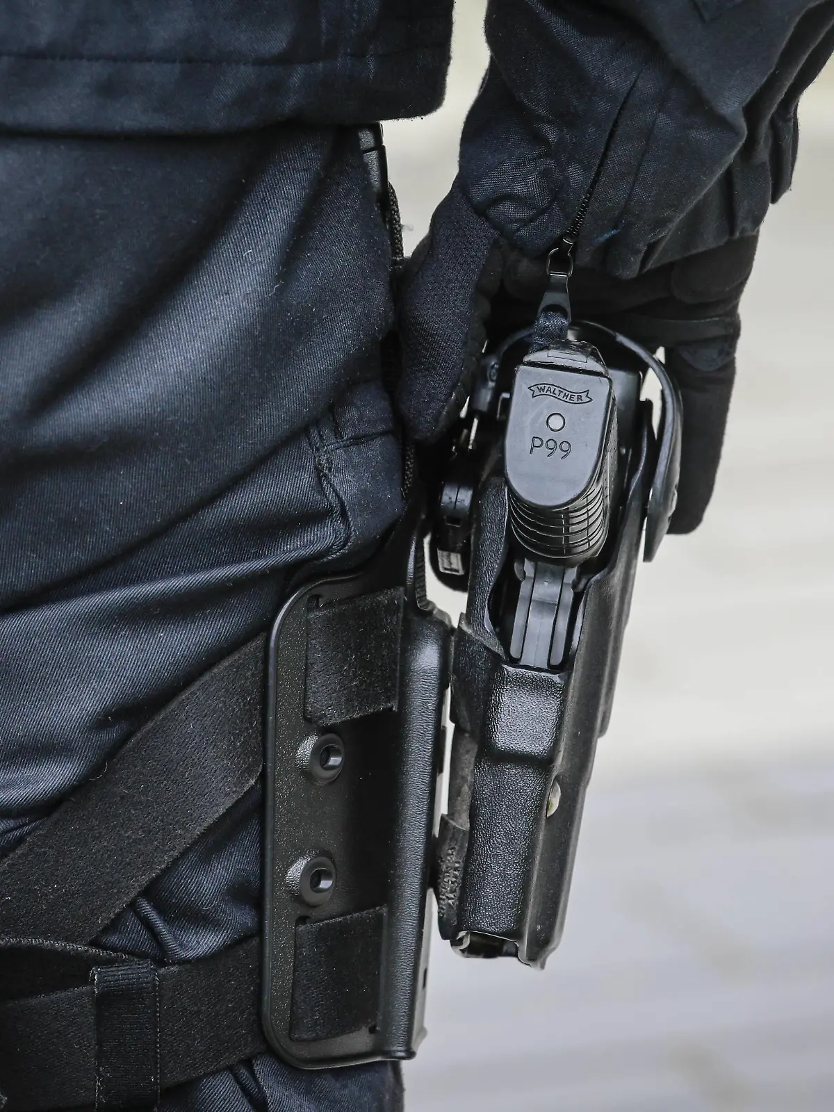 03.05.2019, Essen, Ruhrgebiet, Nordrhein-Westfalen, Deutschland - Hand an der Dienstwaffe Walther P99, Polizist im Einsatz bei Fridays for Future Demonstration anlaesslich der RWE Hauptversammlung. Essen Nordrhein-Westfalen Deutschland *** 03 05 2019 Essen Ruhr district North Rhine-Westphalia Germany Hand on the service weapon Walther P99 Policeman in action at Fridays for Future Demonstration on the occasion of the RWE Annual General Meeting Essen North Rhine-Westphalia Germany  