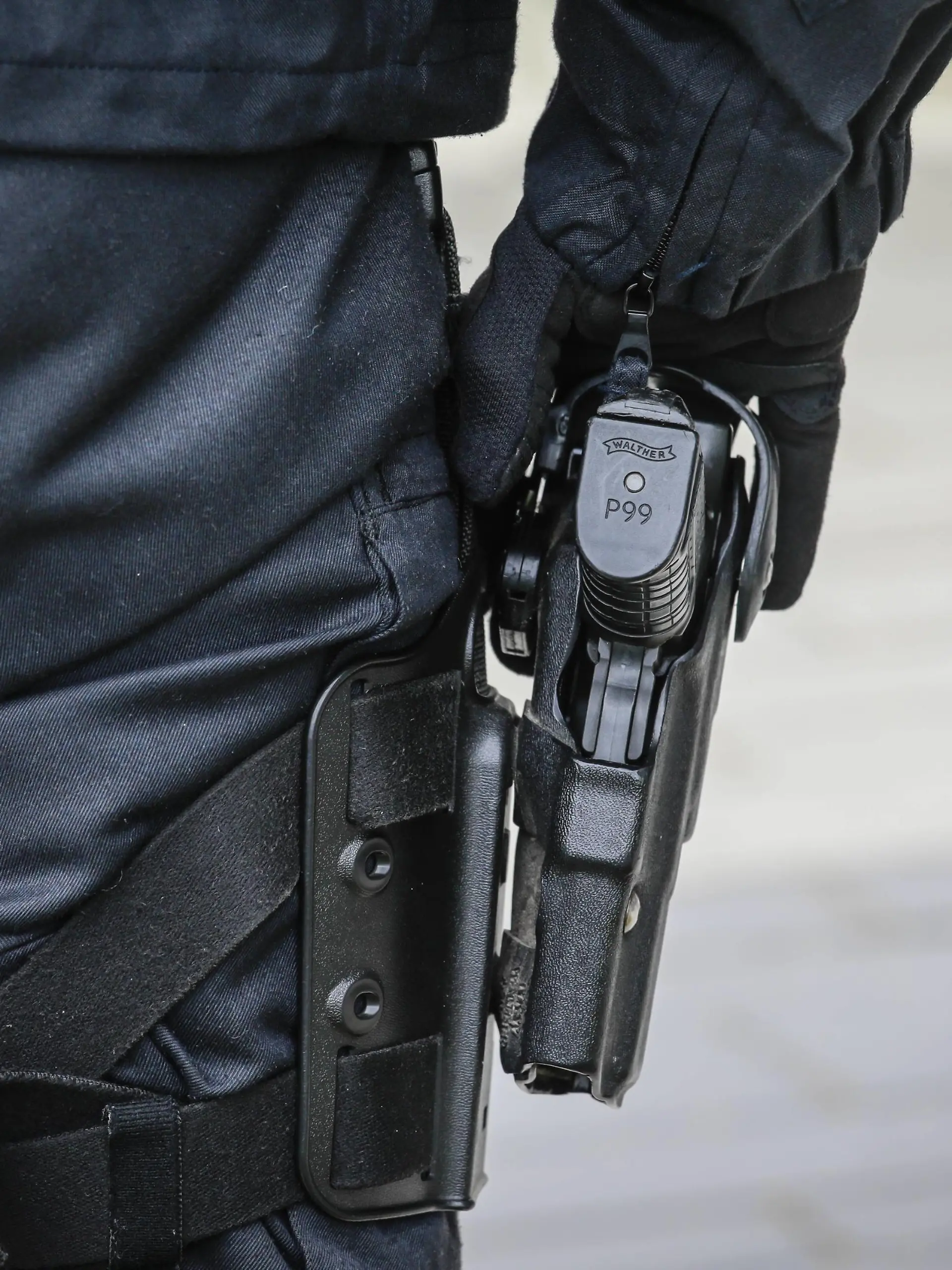 03.05.2019, Essen, Ruhrgebiet, Nordrhein-Westfalen, Deutschland - Hand an der Dienstwaffe Walther P99, Polizist im Einsatz bei Fridays for Future Demonstration anlaesslich der RWE Hauptversammlung. Essen Nordrhein-Westfalen Deutschland *** 03 05 2019 Essen Ruhr district North Rhine-Westphalia Germany Hand on the service weapon Walther P99 Policeman in action at Fridays for Future Demonstration on the occasion of the RWE Annual General Meeting Essen North Rhine-Westphalia Germany  