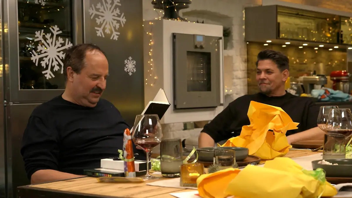 Johann Lafer liest Tim Mälzers Weihnachtsbotschaft vor.
