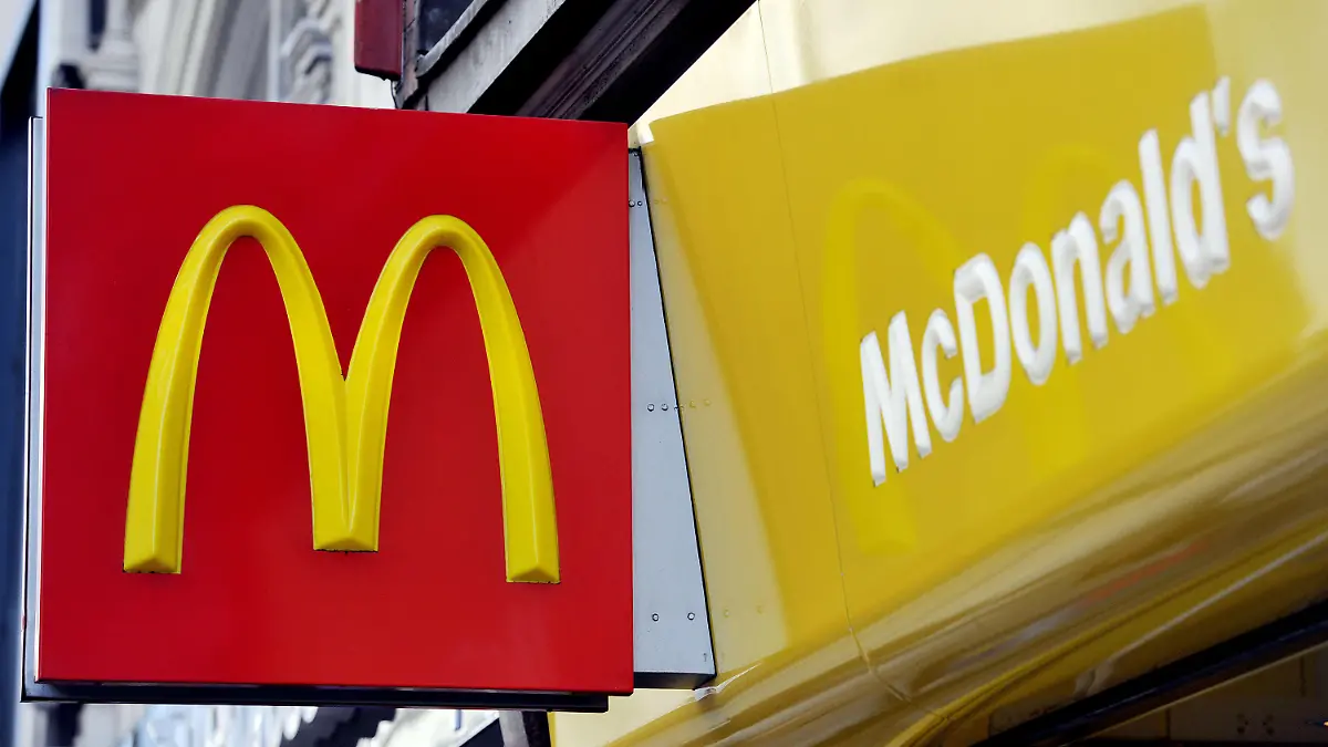 ARCHIV - 06.01.2016, Großbritannien, London: Das McDonalds-Logo ist an der Fassade einer Londoner Filiale zu sehen. Die Fast-Food-Kette McDonald's hat Vorfälle in Großbritannien verurteilt, bei denen wohl propalästinensische Aktivisten massenhaft lebende Mäuse in Restaurants geworfen haben. (zu dpa «Propalästinensischer Protest: Lebende Mäuse in McDonald's geworfen») Foto: Nick Ansell/PA Wire/dpa +++ dpa-Bildfunk +++