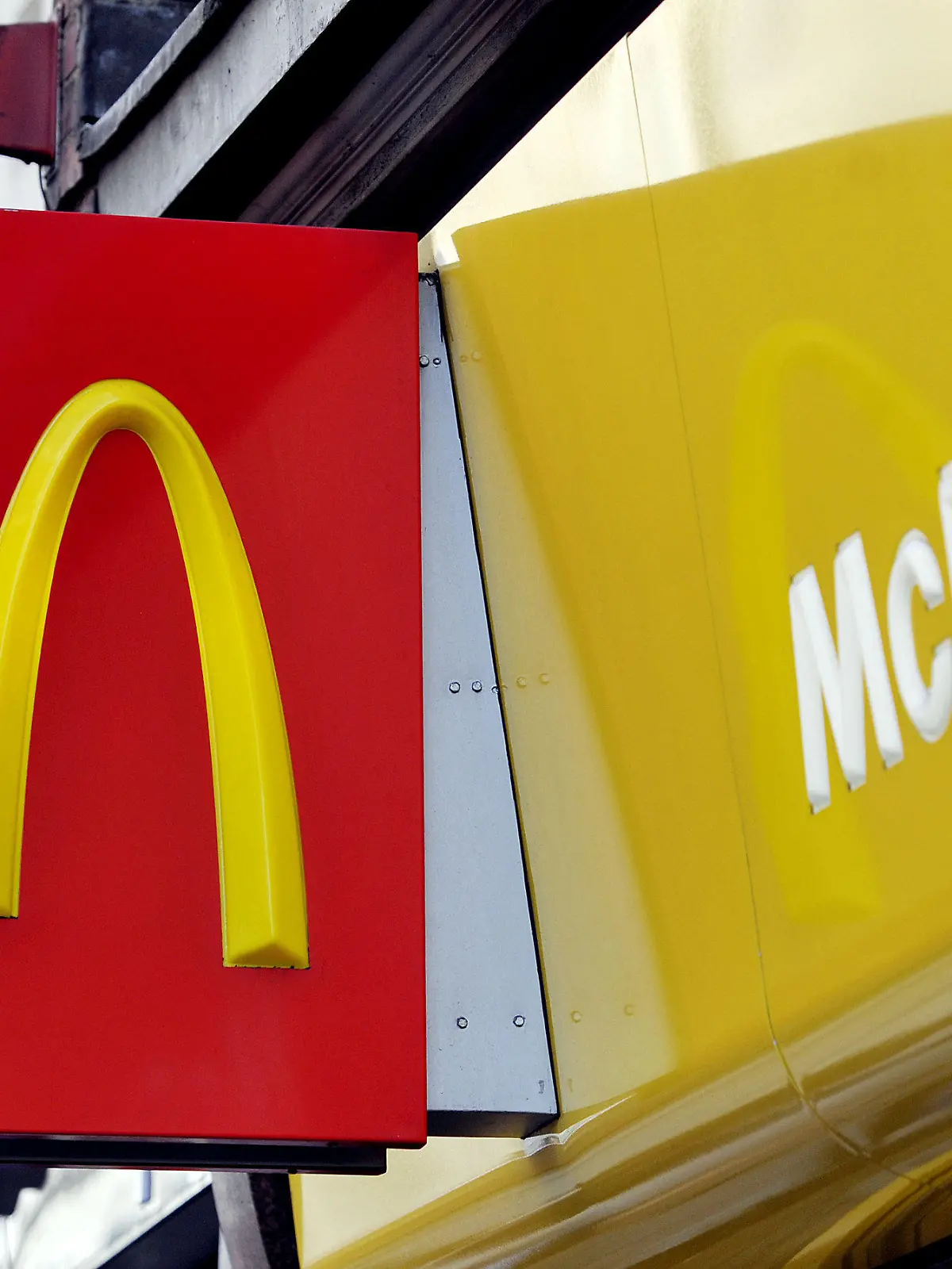 ARCHIV - 06.01.2016, Großbritannien, London: Das McDonalds-Logo ist an der Fassade einer Londoner Filiale zu sehen. Die Fast-Food-Kette McDonald's hat Vorfälle in Großbritannien verurteilt, bei denen wohl propalästinensische Aktivisten massenhaft lebende Mäuse in Restaurants geworfen haben. (zu dpa «Propalästinensischer Protest: Lebende Mäuse in McDonald's geworfen») Foto: Nick Ansell/PA Wire/dpa +++ dpa-Bildfunk +++