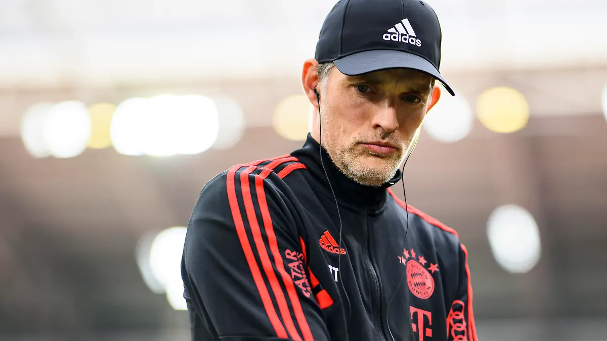 08.04.2023, Baden-Württemberg, Freiburg im Breisgau: Fußball: Bundesliga, SC Freiburg - Bayern München, 27. Spieltag, Europa-Park Stadion. Münchens Trainer Thomas Tuchel steht vor dem Spiel im Stadion. Unter Tuchel ist der FC Bayern im DFB-Pokal ausgeschieden und steht in der Champions League mit dem Rücken zur Wand. (zu dpa: «Torwart-Debatte, Stürmerfrage, Trainer-Druck - Baustellen der Bayern») Foto: Tom Weller/dpa +++ dpa-Bildfunk +++