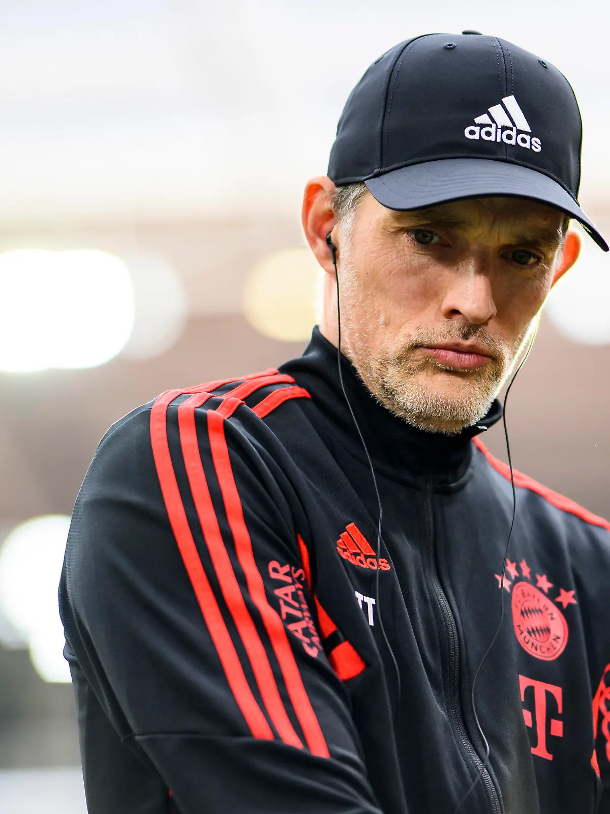 08.04.2023, Baden-Württemberg, Freiburg im Breisgau: Fußball: Bundesliga, SC Freiburg - Bayern München, 27. Spieltag, Europa-Park Stadion. Münchens Trainer Thomas Tuchel steht vor dem Spiel im Stadion. Unter Tuchel ist der FC Bayern im DFB-Pokal ausgeschieden und steht in der Champions League mit dem Rücken zur Wand. (zu dpa: «Torwart-Debatte, Stürmerfrage, Trainer-Druck - Baustellen der Bayern») Foto: Tom Weller/dpa +++ dpa-Bildfunk +++