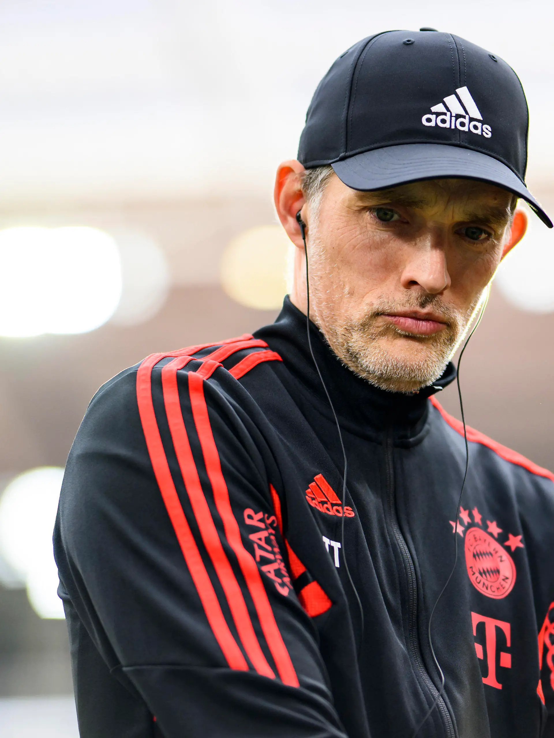 08.04.2023, Baden-Württemberg, Freiburg im Breisgau: Fußball: Bundesliga, SC Freiburg - Bayern München, 27. Spieltag, Europa-Park Stadion. Münchens Trainer Thomas Tuchel steht vor dem Spiel im Stadion. Unter Tuchel ist der FC Bayern im DFB-Pokal ausgeschieden und steht in der Champions League mit dem Rücken zur Wand. (zu dpa: «Torwart-Debatte, Stürmerfrage, Trainer-Druck - Baustellen der Bayern») Foto: Tom Weller/dpa +++ dpa-Bildfunk +++