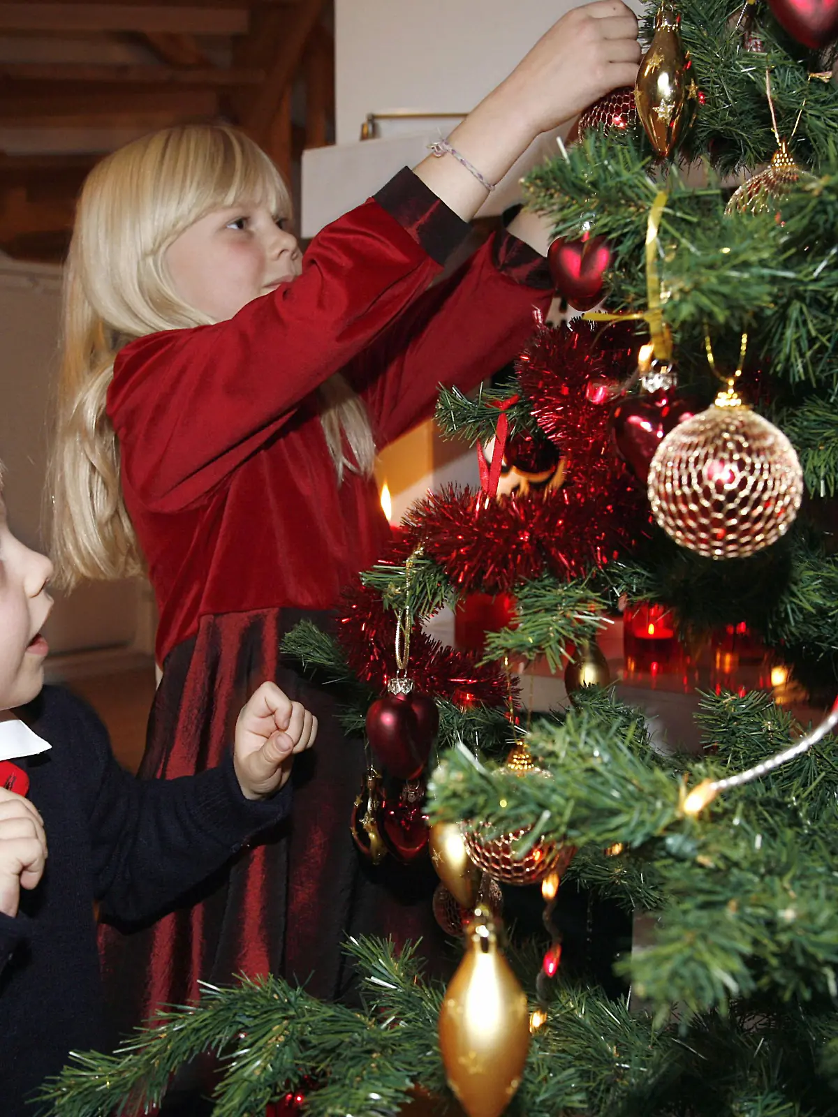 A boy and a girl decorate a Christmas tree at home. MODEL RELEASED Foto: Sari Gustafsson/ LEHTIKUVA +++(c) dpa - Report+++