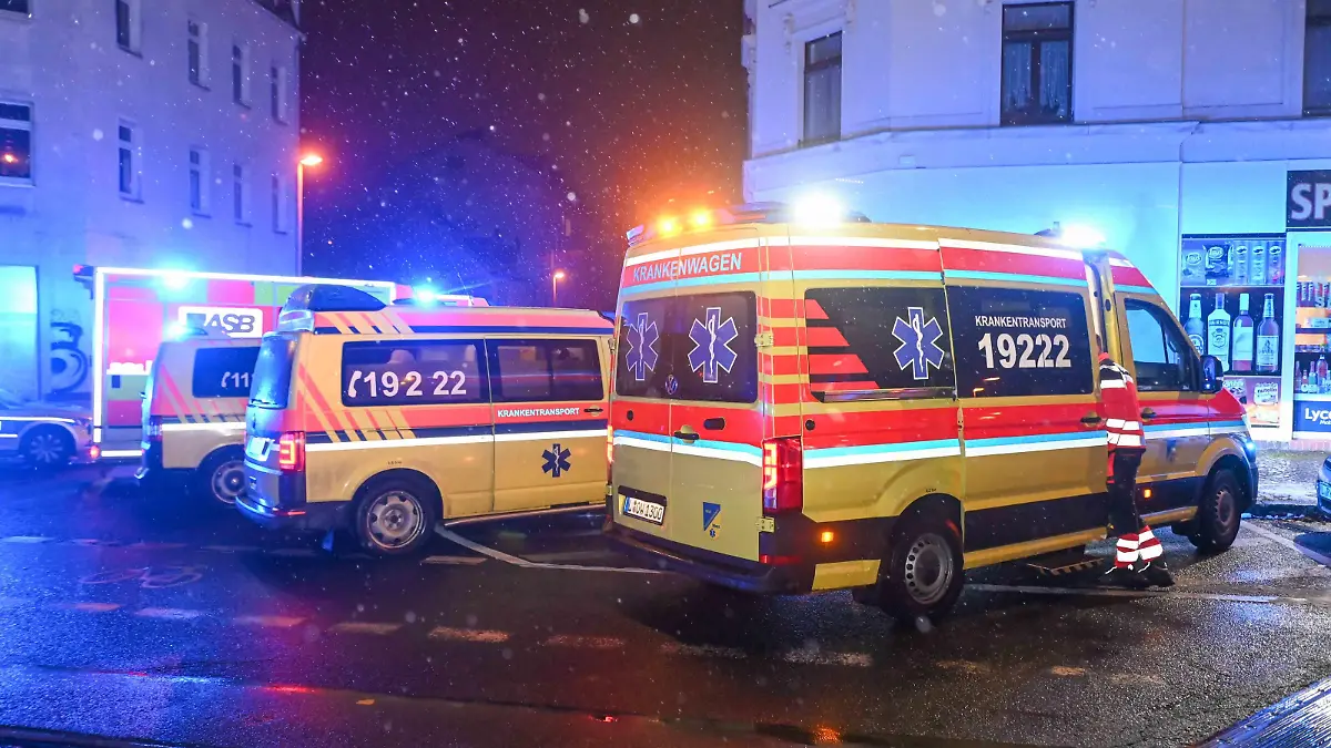 30.11.2023, Sachsen, Stadt/Autobahn: Großeinsatz von Feuerwehr, Rettungsdienst und Polizei auf der Georg-Schumann-Straße in Leipzig-Möckern, nachdem in einer Regionalbahn Reizgas versprüht wurde. Mehrere Passagiere haben Atemnot erlitten. Foto: Ehl Media/Erik-Holm Langhof/EHL Media/Erik-Holm Langhof/dpa +++ dpa-Bildfunk +++