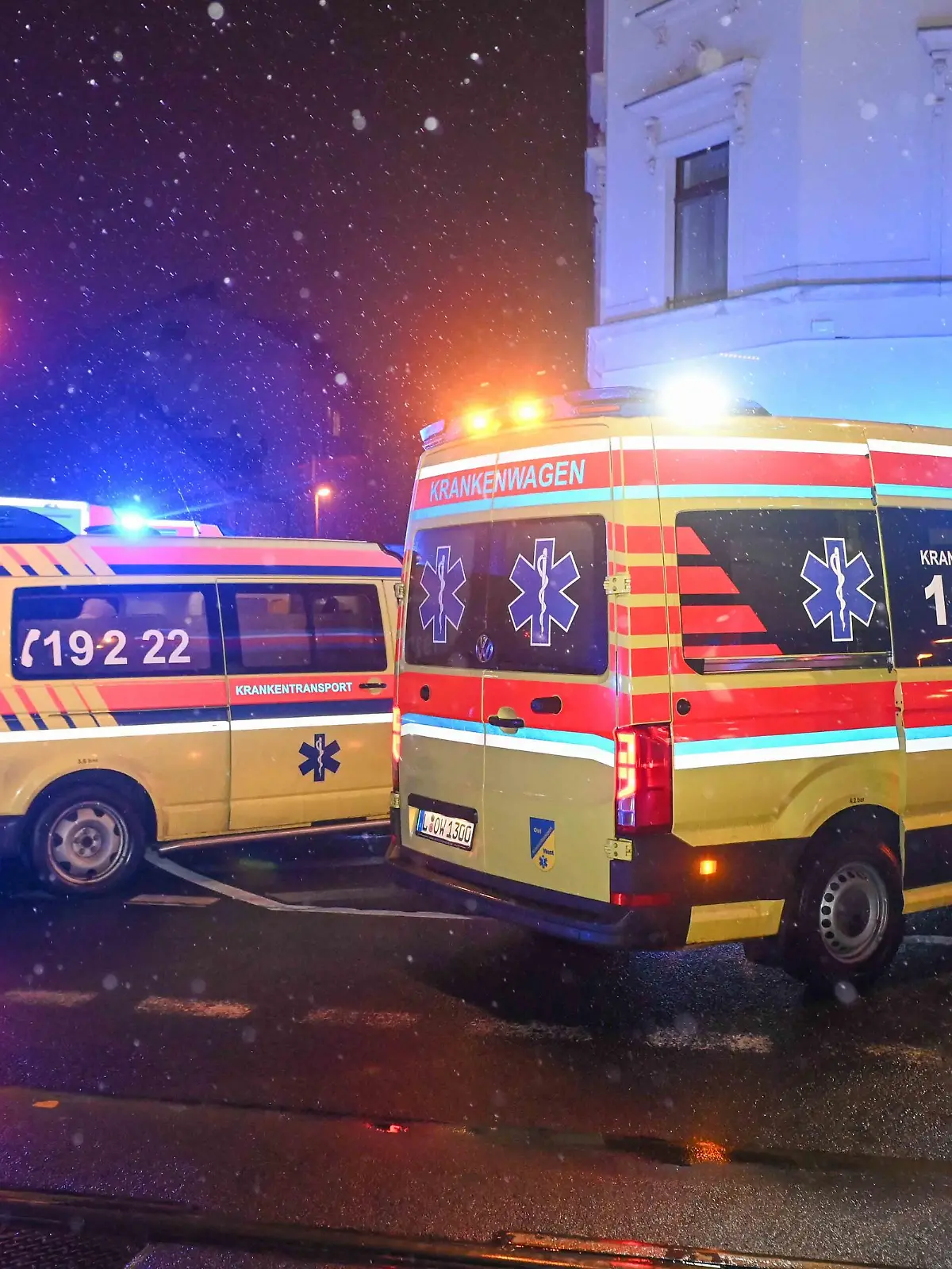 30.11.2023, Sachsen, Stadt/Autobahn: Großeinsatz von Feuerwehr, Rettungsdienst und Polizei auf der Georg-Schumann-Straße in Leipzig-Möckern, nachdem in einer Regionalbahn Reizgas versprüht wurde. Mehrere Passagiere haben Atemnot erlitten. Foto: Ehl Media/Erik-Holm Langhof/EHL Media/Erik-Holm Langhof/dpa +++ dpa-Bildfunk +++