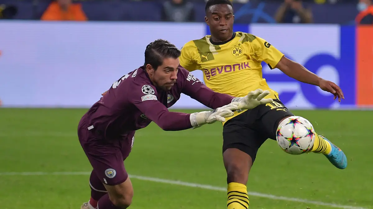 25.10.2022, Nordrhein-Westfalen, Dortmund: Fußball: Champions League, Borussia Dortmund - Manchester City, Gruppenphase, Gruppe G, 5. Spieltag, Signal Iduna Park: Manchesters Torwart Stefan Ortega (l) spielt gegen Dortmunds Youssoufa Moukoko. Foto: David Inderlied/dpa +++ dpa-Bildfunk +++