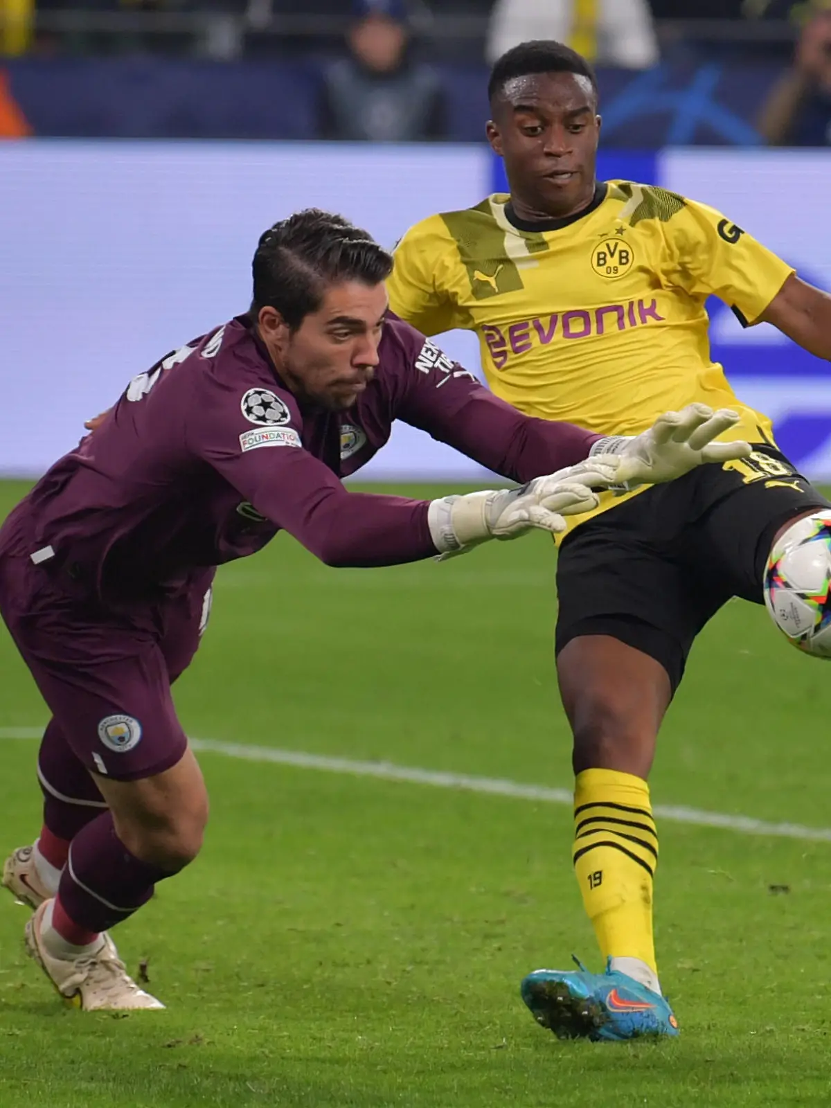 25.10.2022, Nordrhein-Westfalen, Dortmund: Fußball: Champions League, Borussia Dortmund - Manchester City, Gruppenphase, Gruppe G, 5. Spieltag, Signal Iduna Park: Manchesters Torwart Stefan Ortega (l) spielt gegen Dortmunds Youssoufa Moukoko. Foto: David Inderlied/dpa +++ dpa-Bildfunk +++