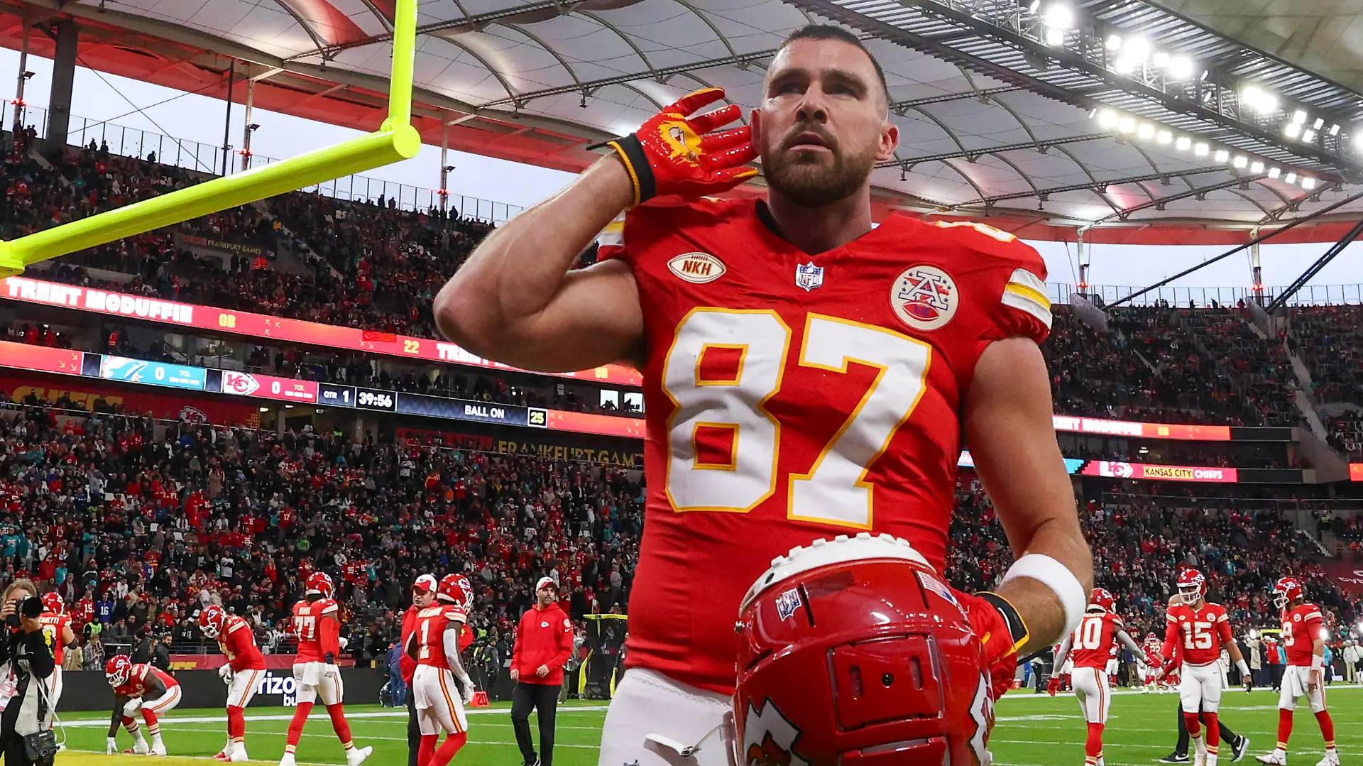 NFL, American Football Herren, USA Frankfurt Games-Miami Dolphins at Kansas City Chiefs Nov 5, 2023 Frankfurt, Germany,  Kansas City Chiefs tight end Travis Kelce 87 reacts to fans before an NFL International Series game against the Miami Dolphins at Deutsche Bank Park. Frankfurt Deutsche Bank Park Hessen Germany, EDITORIAL USE ONLY PUBLICATIONxINxGERxSUIxAUTxONLY Copyright: xNathanxRayxSeebeckx 20231105_nrs_fo8_00032