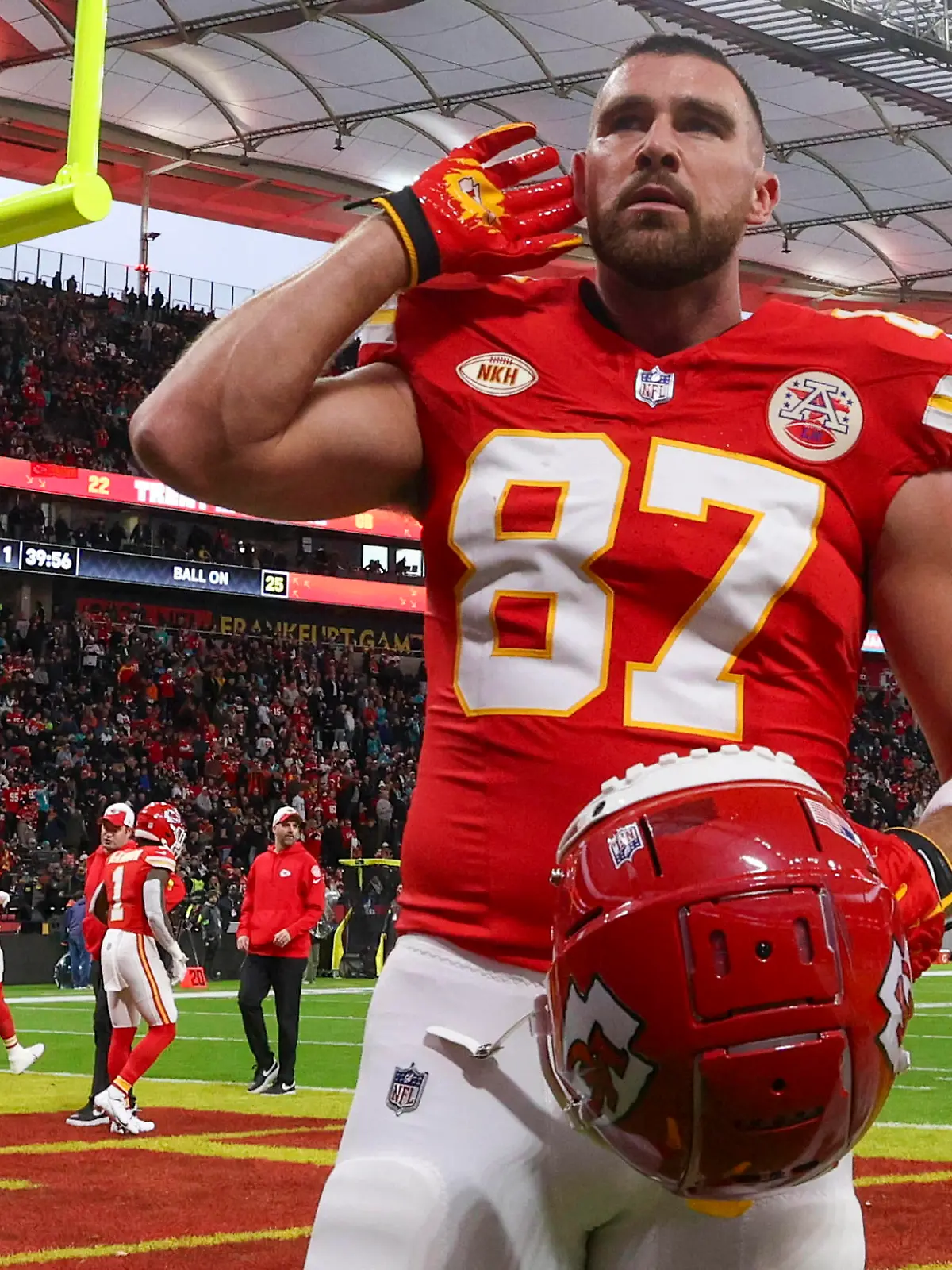 NFL, American Football Herren, USA Frankfurt Games-Miami Dolphins at Kansas City Chiefs Nov 5, 2023 Frankfurt, Germany,  Kansas City Chiefs tight end Travis Kelce 87 reacts to fans before an NFL International Series game against the Miami Dolphins at Deutsche Bank Park. Frankfurt Deutsche Bank Park Hessen Germany, EDITORIAL USE ONLY PUBLICATIONxINxGERxSUIxAUTxONLY Copyright: xNathanxRayxSeebeckx 20231105_nrs_fo8_00032