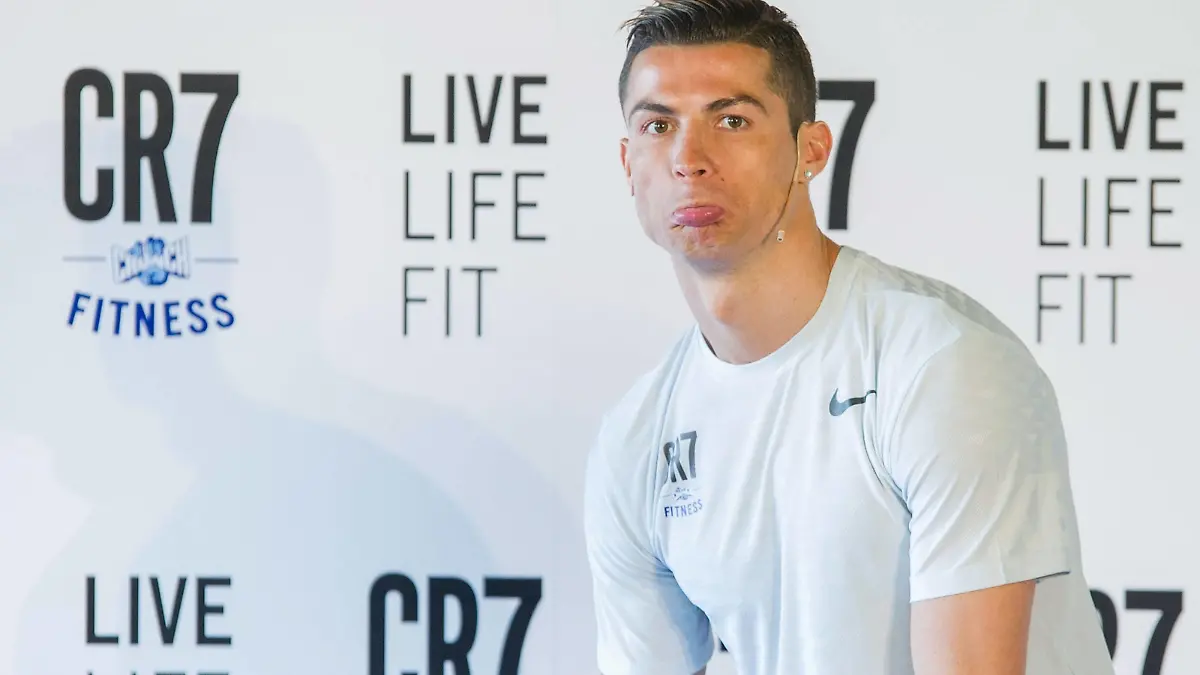 Cristiano Ronaldo (32), der Fussballspieler bei der der Vorstellung vom CR7 Fitness Gym am 13.03.2017 in Madrid Real Madrid s Portuguese Forward Cristiano Ronaldo Presents CR7 Fitness Gyms in Madrid on March 13, 2017 PUBLICATIONxINxGERxSUIxAUTxONLY

Cristiano Ronaldo 32 the Football players at the the presentation of CR7 Fitness Gym at 13 03 2017 in Madrid Real Madrid s Portuguese Forward Cristiano Ronaldo presents CR7 Fitness Gyms in Madrid ON March 13 2017 PUBLICATIONxINxGERxSUIxAUTxONLY  