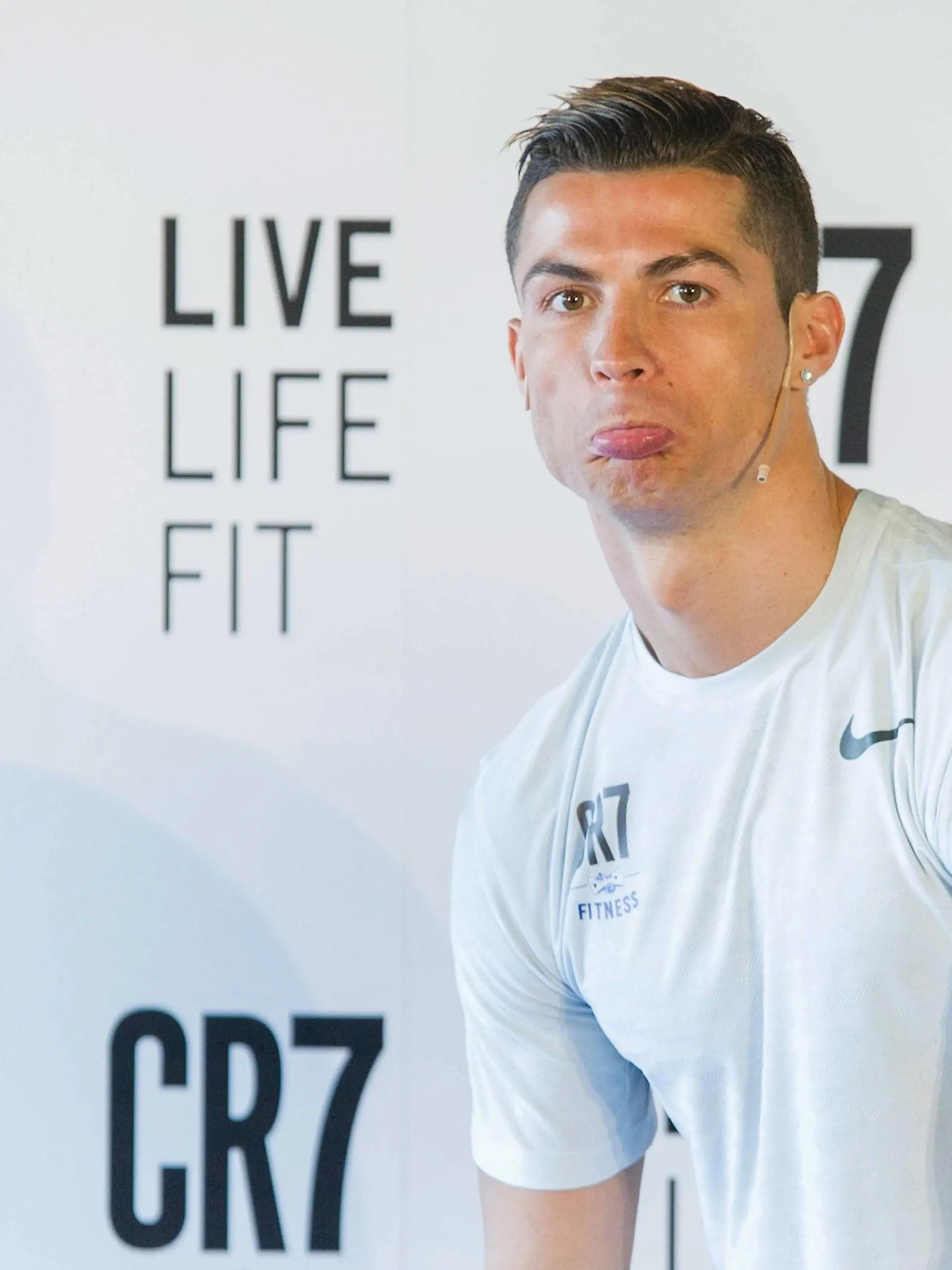 Cristiano Ronaldo (32), der Fussballspieler bei der der Vorstellung vom CR7 Fitness Gym am 13.03.2017 in Madrid Real Madrid s Portuguese Forward Cristiano Ronaldo Presents CR7 Fitness Gyms in Madrid on March 13, 2017 PUBLICATIONxINxGERxSUIxAUTxONLY

Cristiano Ronaldo 32 the Football players at the the presentation of CR7 Fitness Gym at 13 03 2017 in Madrid Real Madrid s Portuguese Forward Cristiano Ronaldo presents CR7 Fitness Gyms in Madrid ON March 13 2017 PUBLICATIONxINxGERxSUIxAUTxONLY  