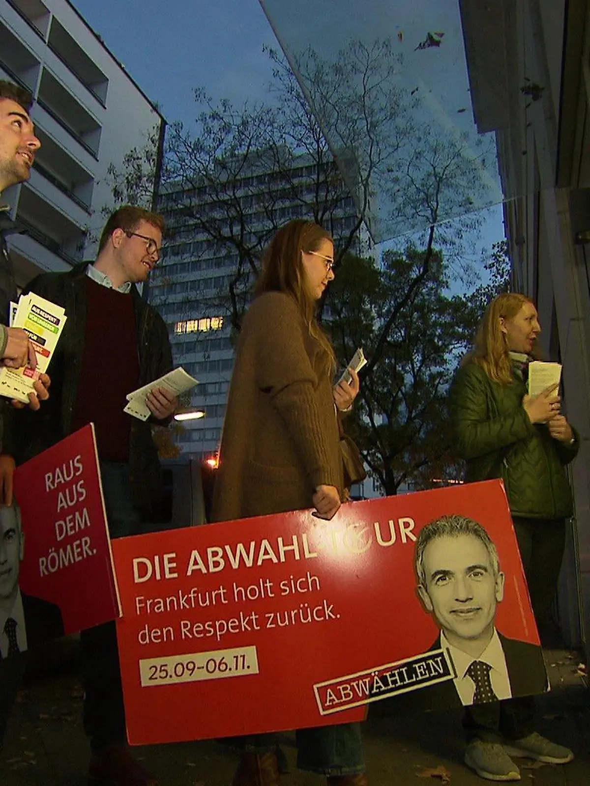 Die Junge Union Frankfurt auf abendlicher (Ab)Wahlkampf-Tour: Um Stimmen gegen den OB Feldmann zu sammeln, klingeln sie sogar an den Türen der Frankfurter Bürger.