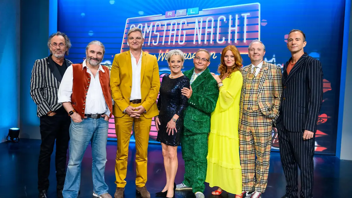 RTL Samstag Nacht - Tommy Krappweis, Stefan Jürgens, Tanja Schumann, Wigald Boning, Esther Schweins, Olli Dittrich und Mark Weigel (v.l.) präsentieren Sketche, Parodien und Musik zur besten Sendezeit. Durch den Show-Abend führt der ehemalige Produzent der Kult-Comedy Hugo Egon Balder (l.).
Die Verwendung des sendungsbezogenen Materials ist nur mit dem Hinweis und Verlinkung auf RTL+ gestattet.