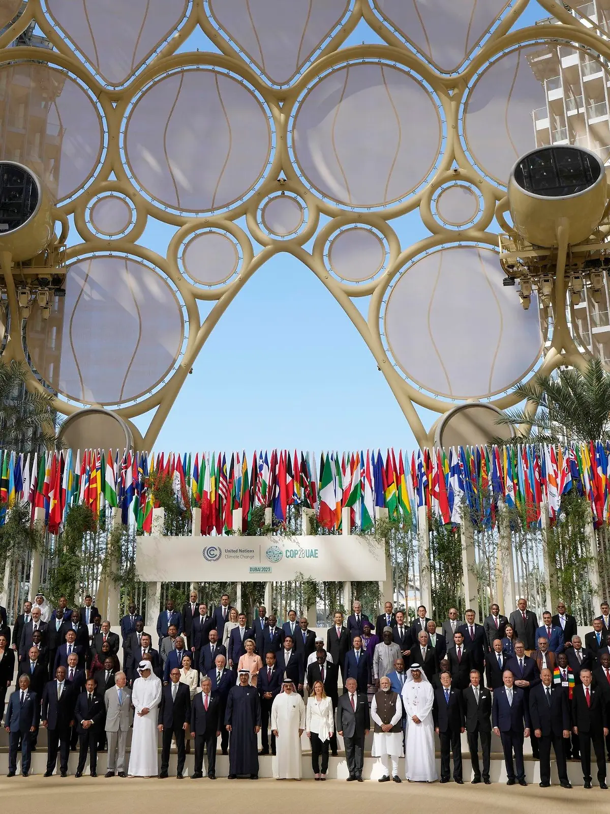 dpatopbilder - 01.12.2023, Vereinigte Arabische Emirate, Dubai: Die Staats- und Regierungschefs der Welt stehen für ein Gruppenfoto zusammen während des UN-Klimagipfels COP28. Foto: Peter Dejong/AP/dpa +++ dpa-Bildfunk +++