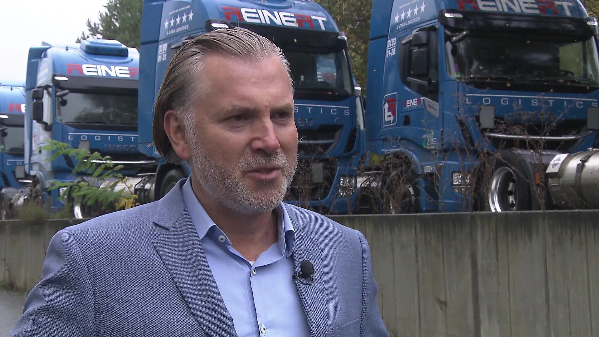 Logistik-Unternehmer René Reinert leidet. Denn: Die meisten seiner 500 LKW werden mit Flüssiggas (LNG) betrieben. Vor einigen Jahren stellte Reinert fast seine gesamte Flotte von Diesel auf LNG um, aus Kosten- und Klimaschutzgründen.