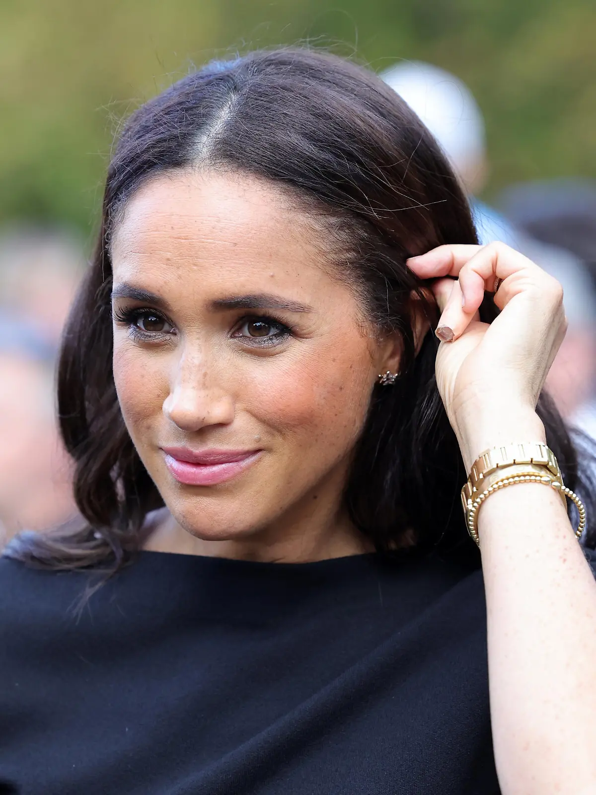 ARCHIV - 10.09.2022, Großbritannien, Windsor: Meghan, Herzogin von Sussex, trifft nach dem Tod der britischen Königin auf Schloss Windsor mit der Öffentlichkeit zusammen. Die mit ihrer Familie in Kalifornien lebende Herzogin Meghan will mit ihrem Podcast dazu beitragen, von der Öffentlichkeit als «echter Mensch» wahrgenommen werden. (zu dpa "Herzogin Meghan will als «echter Mensch» wahrgenommen werden") Foto: Chris Jackson/PA Wire/dpa +++ dpa-Bildfunk +++