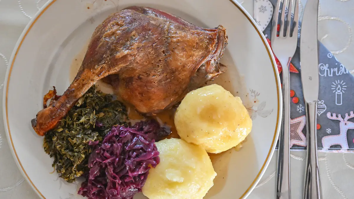 ARCHIV - 25.12.2022, Brandenburg, Mixdorf: Eine Entenkeule mit Klößen, Rotkohl und Grünkohl wird serviert. Das Essen in Restaurants könnte ab nächstem Jahr teurer werden. Denn nach dem Willen der Regierungskoalition im Bund soll die während der Corona-Pandemie von 19 Prozent auf 7 Prozent gesenkte Mehrwertsteuer auf Speisen in der Gastronomie zum 1. Januar 2024 wieder auf den normalen Satz angehoben werden. (Zu dpa: «Klepsch kritisiert Ende der niedrigeren Gastro-Mehrwertsteuer») Foto: Patrick Pleul/dpa +++ dpa-Bildfunk +++