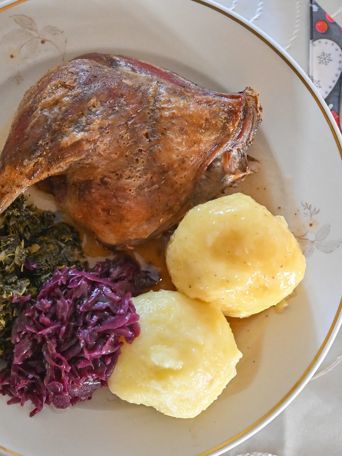 ARCHIV - 25.12.2022, Brandenburg, Mixdorf: Eine Entenkeule mit Klößen, Rotkohl und Grünkohl wird serviert. Das Essen in Restaurants könnte ab nächstem Jahr teurer werden. Denn nach dem Willen der Regierungskoalition im Bund soll die während der Corona-Pandemie von 19 Prozent auf 7 Prozent gesenkte Mehrwertsteuer auf Speisen in der Gastronomie zum 1. Januar 2024 wieder auf den normalen Satz angehoben werden. (Zu dpa: «Klepsch kritisiert Ende der niedrigeren Gastro-Mehrwertsteuer») Foto: Patrick Pleul/dpa +++ dpa-Bildfunk +++