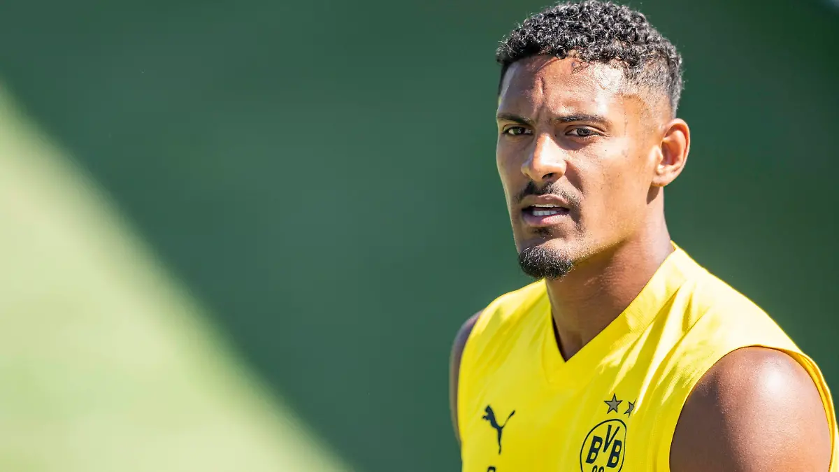 ARCHIV - 17.07.2022, Schweiz, Bad Ragaz: Fußball, Trainingslager von Borussia Dortmund, Tag 3: Sebastien Haller kommt aus dem Fitnesszelt. (zu dpa: «Nach Tumor-Operation: Haller trainiert wieder auf dem Platz») Foto: David Inderlied/Deutsche Presse-Agentur GmbH/dpa +++ dpa-Bildfunk +++