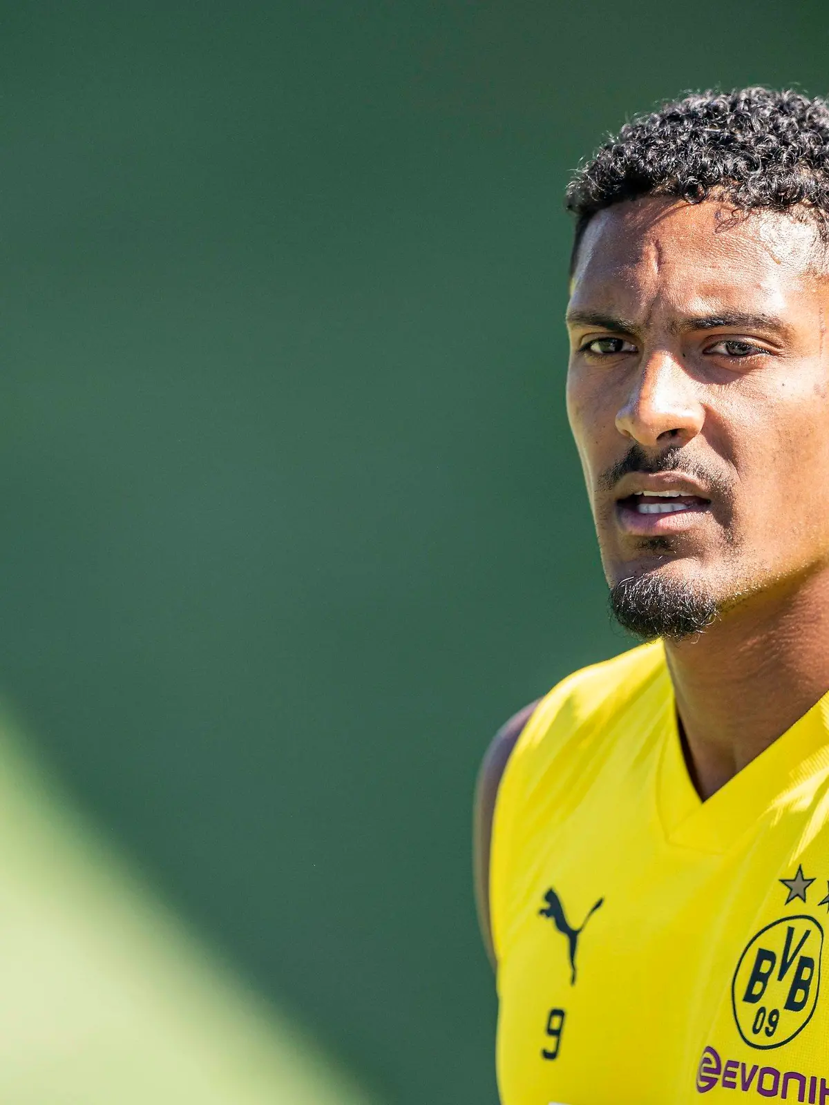 ARCHIV - 17.07.2022, Schweiz, Bad Ragaz: Fußball, Trainingslager von Borussia Dortmund, Tag 3: Sebastien Haller kommt aus dem Fitnesszelt.  (zu dpa: «Nach Tumor-Operation: Haller trainiert wieder auf dem Platz») Foto: David Inderlied/Deutsche Presse-Agentur GmbH/dpa +++ dpa-Bildfunk +++