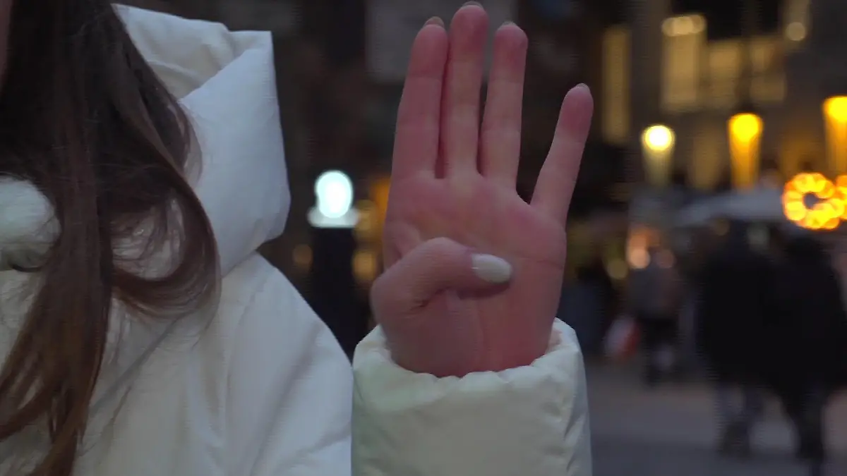 Ein Handzeichen, das Leben rettet. Jede Frau und jeder Mann sollte diese Notgeste kennen.