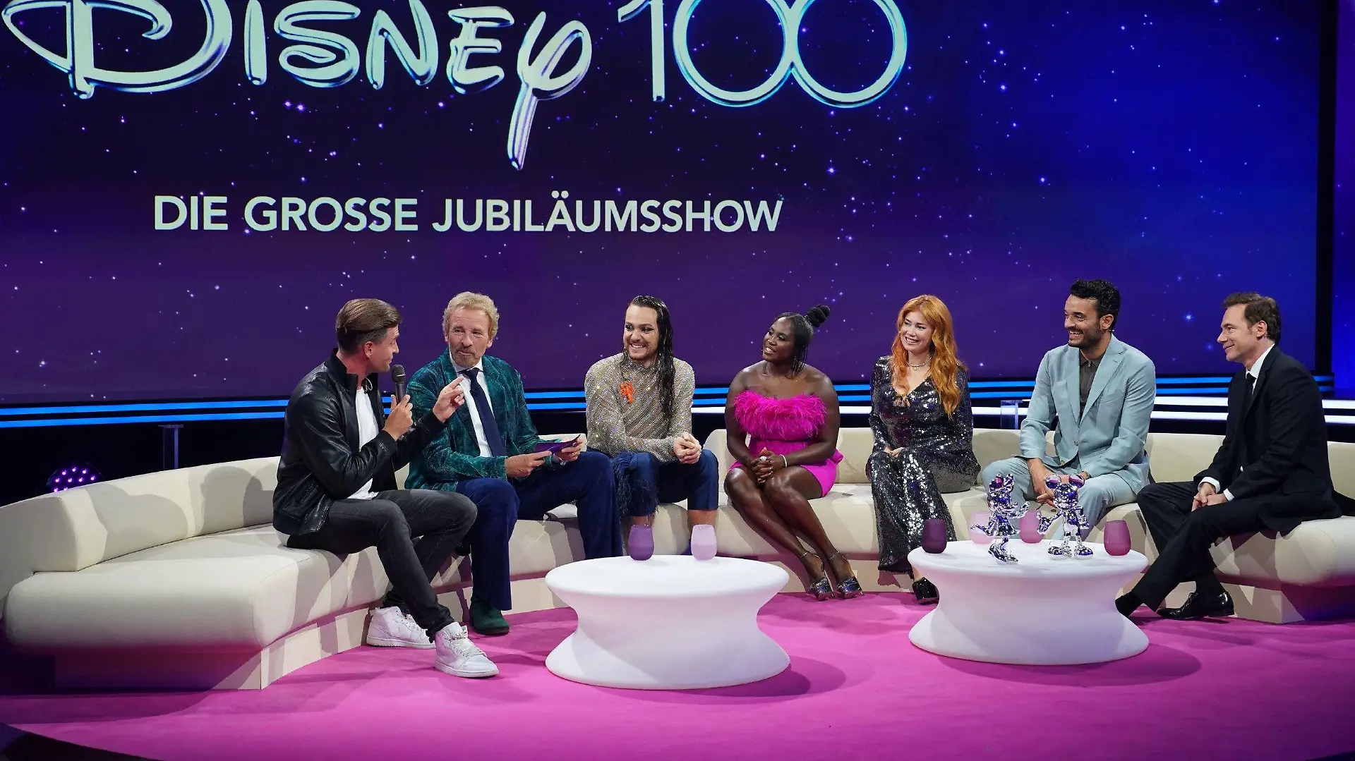 Thomas Gottschalk (2.v.l.) begrüßt auf dem Show-Sofa Alexander Klaws, Riccardo Simonetti, Motsi Mabuse, Palina Rojinski, Giovanni Zarrella und Michael "Bully" Herbig (v.l.).
+++ Die Verwendung des sendungsbezogenen Materials ist nur mit dem Hinweis und Verlinkung auf RTL+ gestattet. +++