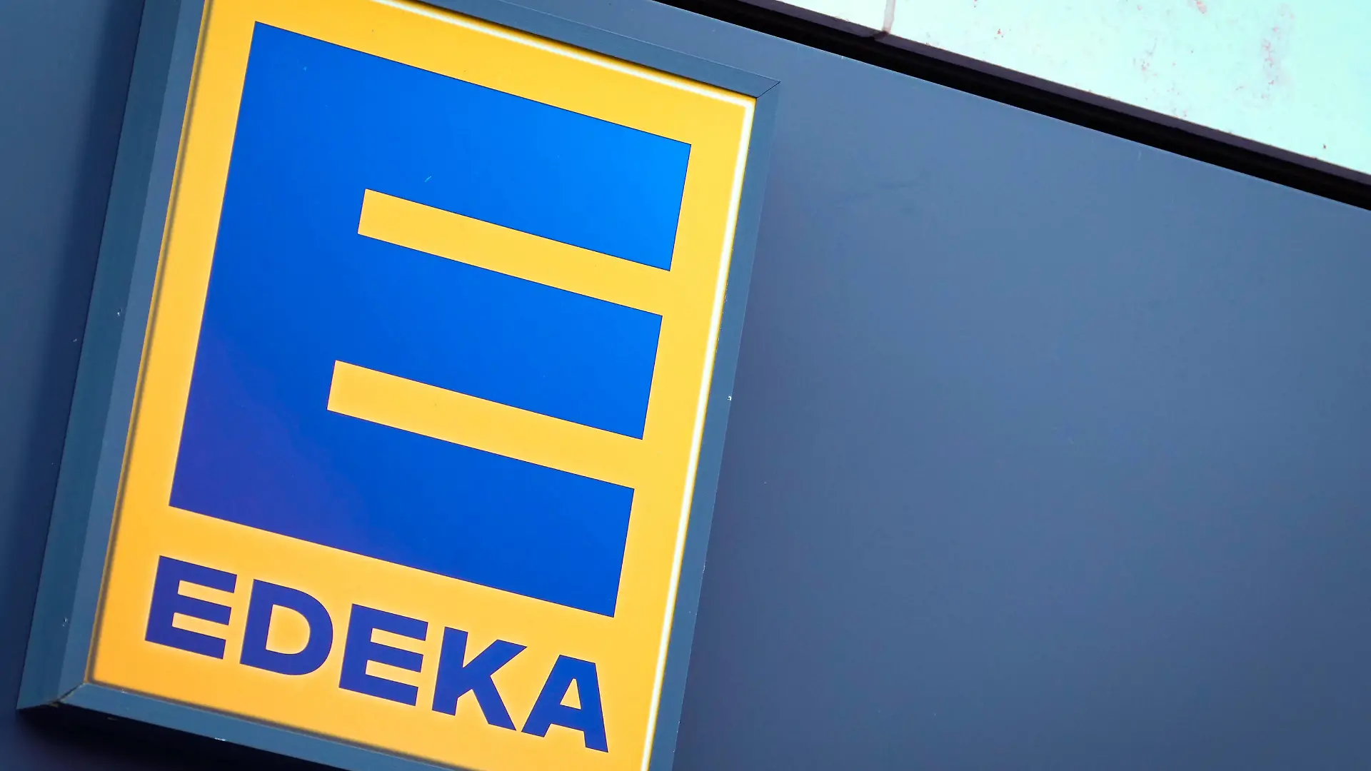 Symbolbild des Lebensmitteleinzelhaendler EDEKA Symbolfoto Logo des Supermarkt EDEKA Deutschland *** Symbol image of food retailer EDEKA symbol photo logo of supermarket EDEKA Germany