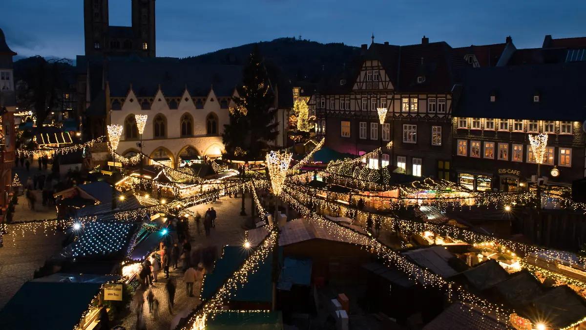 Besucher gehen am 29.11.2017 über den Weihnachtsmarkt in Goslar (Niedersachsen). Der Goslarer Weihnachtsmarkt ist vom 29.11. bis 30.12.2017 geöffnet. Foto: Swen Pförtner/dpa +++ dpa-Bildfunk +++
