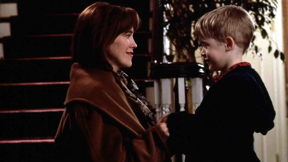 Home Alone (1991) Catherine O'Hara, Macaulay Culkin Kate (Catherine O'Hara) ist gluecklich, ihren Kevin (Macaulay Culkin) gesund und munter vorzufinden. Regie: Chris Columbus , FOX , clips 07/96