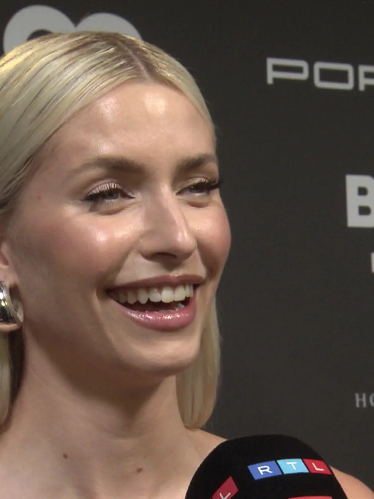 Er muss gut aussehen, Geld haben und am besten noch ein reines Herz?
NÖ! All diese Dinge haben Lena Gercke (35), Rebecca Mir (31) und Palina Rojinski (38) schon selbst. Auf dem „GQ Award“ haben die drei Ladies im RTL-Interview verraten: Darauf legen sie bei einem Mann wirklich wert. Dabei ist vor allem Palina eine Sache besonders wichtig. Welche das ist? Das seht ihr oben im Video. 
