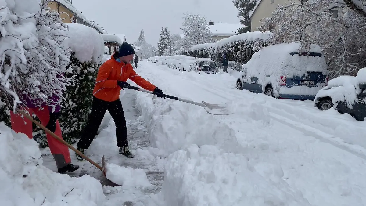 Wer in Bayern aus dem Haus will, muss erstmal kräftig Schnee schippen
