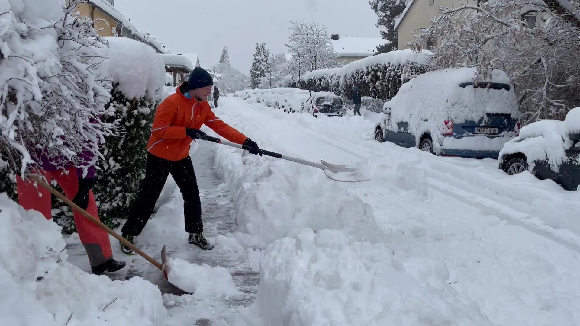 Wer in Bayern aus dem Haus will, muss erstmal kräftig Schnee schippen