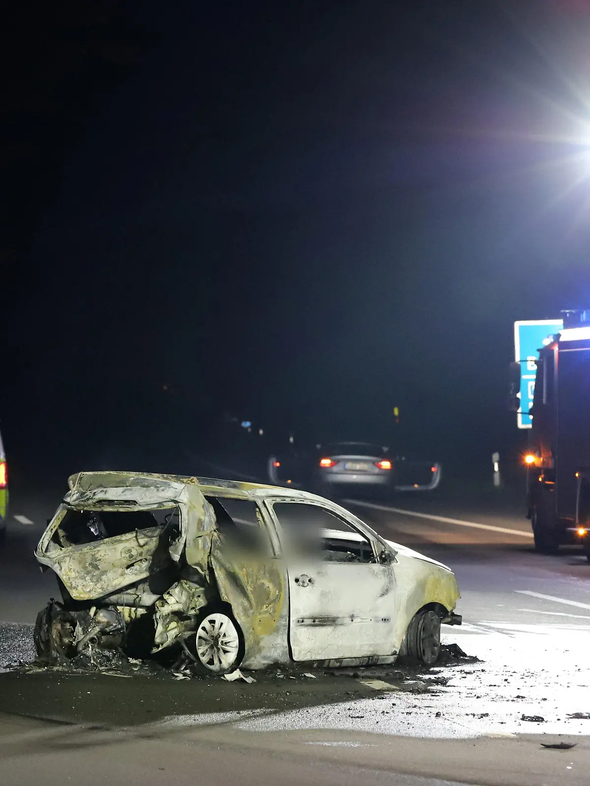 02.12.2023, Nordrhein-Westfalen, Wesseling: Ein verunfalltes Auto steht auf der Autobahn 555 zwischen Köln und Bonn. Zwei Menschen sind bei dem Unfall gestorben. Nach ersten Informationen der Polizei sollen mindestens zwei Fahrzeuge beteiligt gewesen sein. Ein Auto geriet durch den Unfall am Freitagabend in Brand. Rettungskräfte konnten nur noch die Leichen der beiden Insassen bergen. Mindestens zwei weitere Menschen seien leicht verletzt worden und kamen in Krankenhäuser. Foto: Sascha Thelen/dpa - ACHTUNG: Person(en) wurde(n) aus rechtlichen Gründen gepixelt +++ dpa-Bildfunk +++