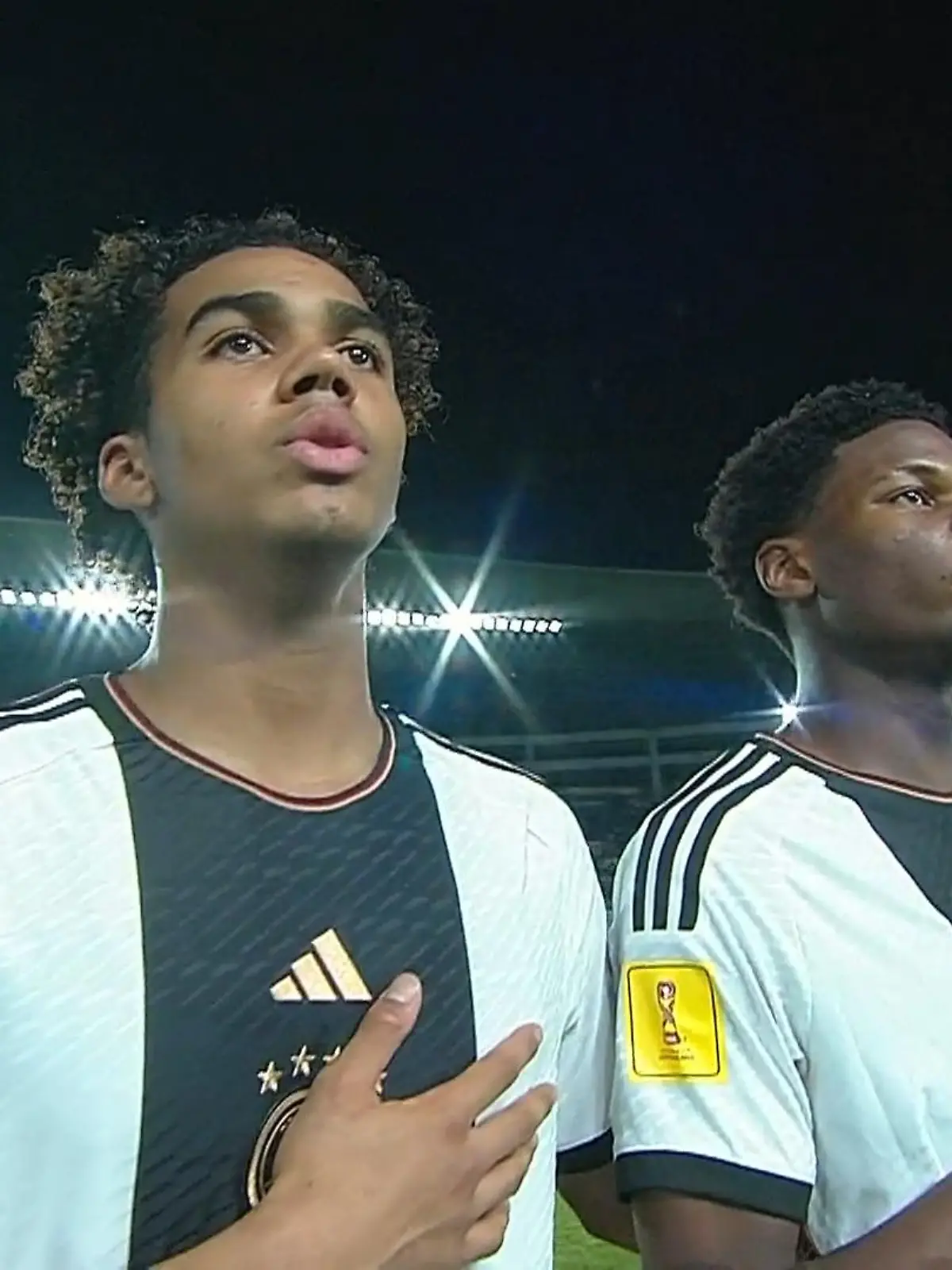 Identifikation mit ihrem Land? Für die deutsche U17-Nationalmannschaft eine Frage der Ehre! Mit Inbrunst singt das komplette Team die Nationalhymne vor dem WM-Finale gegen Frankreich. Sie brüllt sie regelrecht heraus.