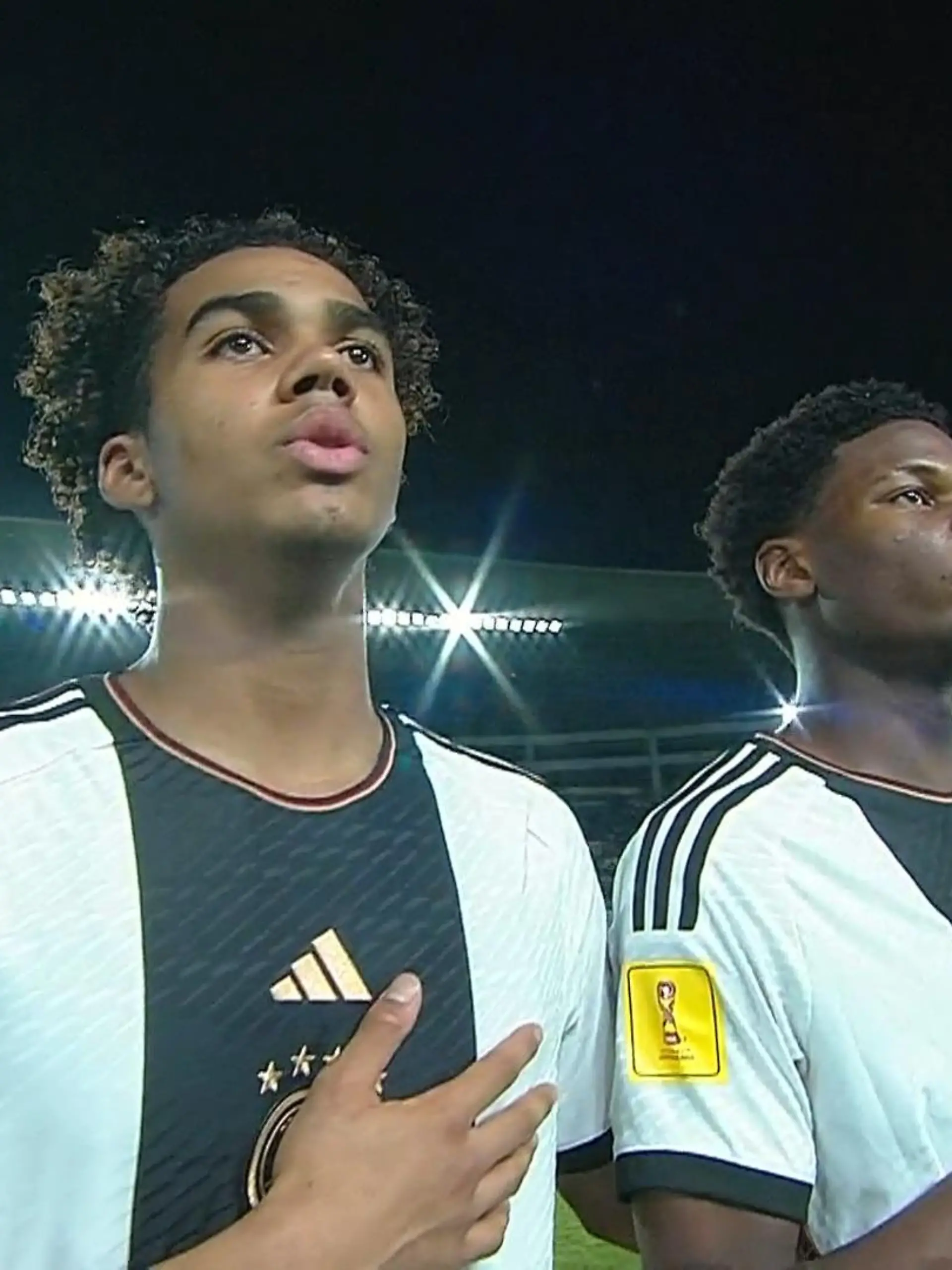 Identifikation mit ihrem Land? Für die deutsche U17-Nationalmannschaft eine Frage der Ehre! Mit Inbrunst singt das komplette Team die Nationalhymne vor dem WM-Finale gegen Frankreich. Sie brüllt sie regelrecht heraus.