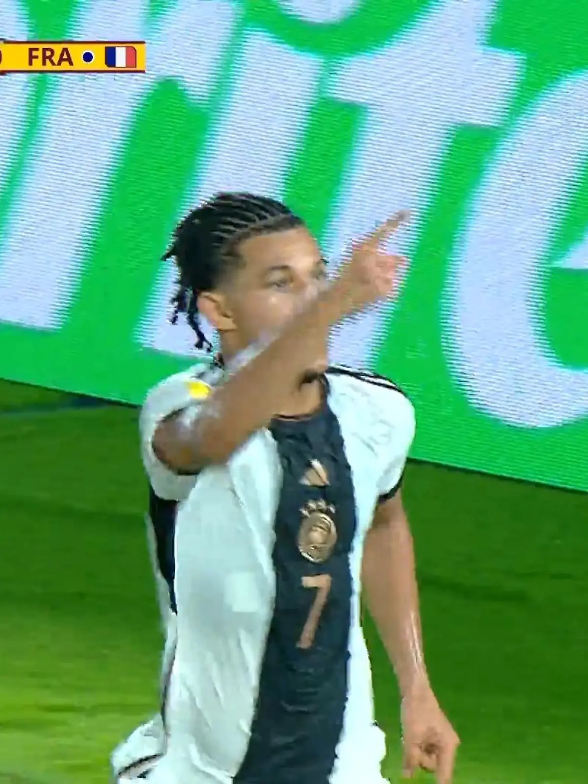 Elfmeter für Deutschland! Brunner tritt an und verwandelt eiskalt. Deutschland führt im WM-Finale.