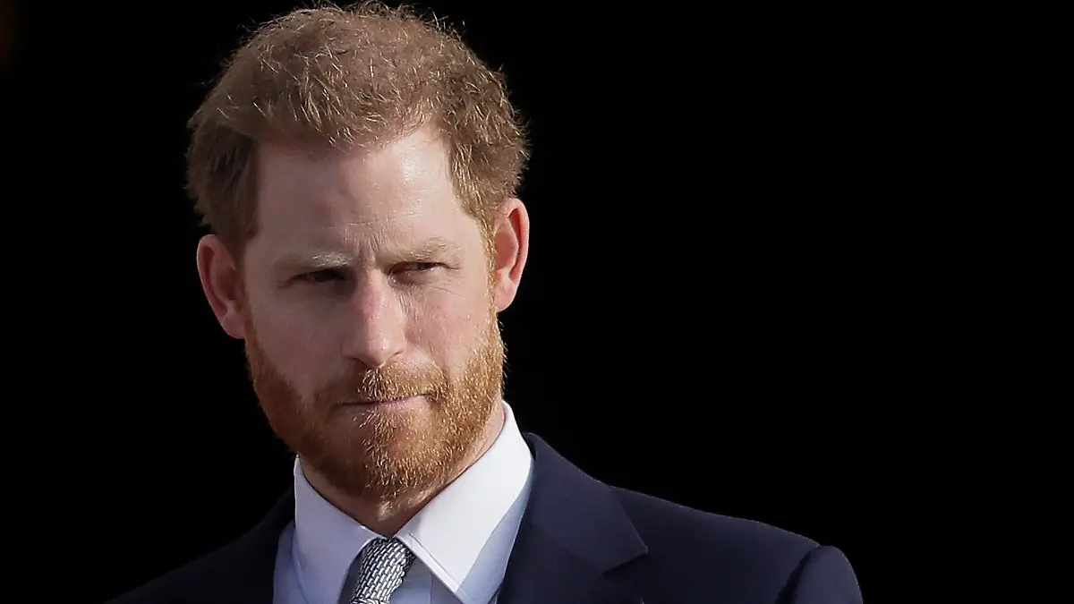ARCHIV - 16.01.2020, Großbritannien, London: Der britische Prinz Harry steht in den Gärten des Buckingham-Palast. Eine Klage von Prinz Harry und Popstar E. John gegen den Verlag der Zeitung «Daily Mail» wegen Bespitzelung wird fortgeführt. Der High Court in London lehnte am 10.11.2023 einen Antrag von Associated Newspapers Limited (ANL) ab, das Verfahren abzuweisen. (zu dpa "Klage von Prinz Harry gegen «Mail»-Verlag darf fortgeführt werden") Foto: Kirsty Wigglesworth/AP +++ dpa-Bildfunk +++