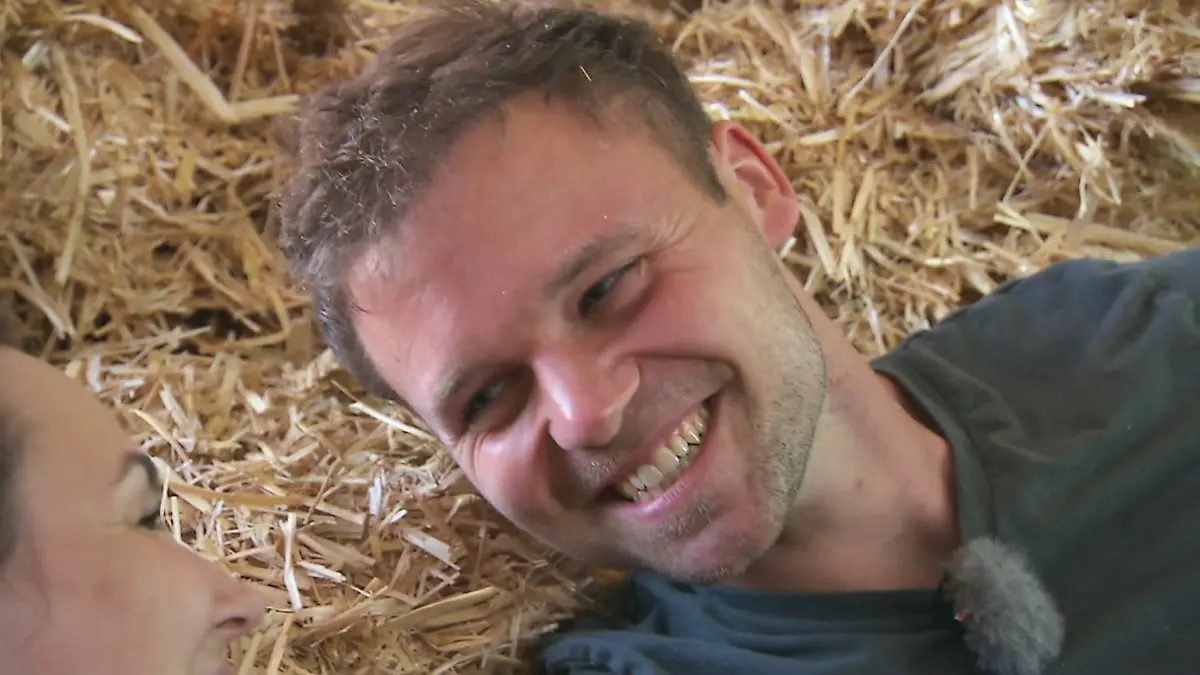 Bei Milchbauer André wird jetzt gekuschelt!