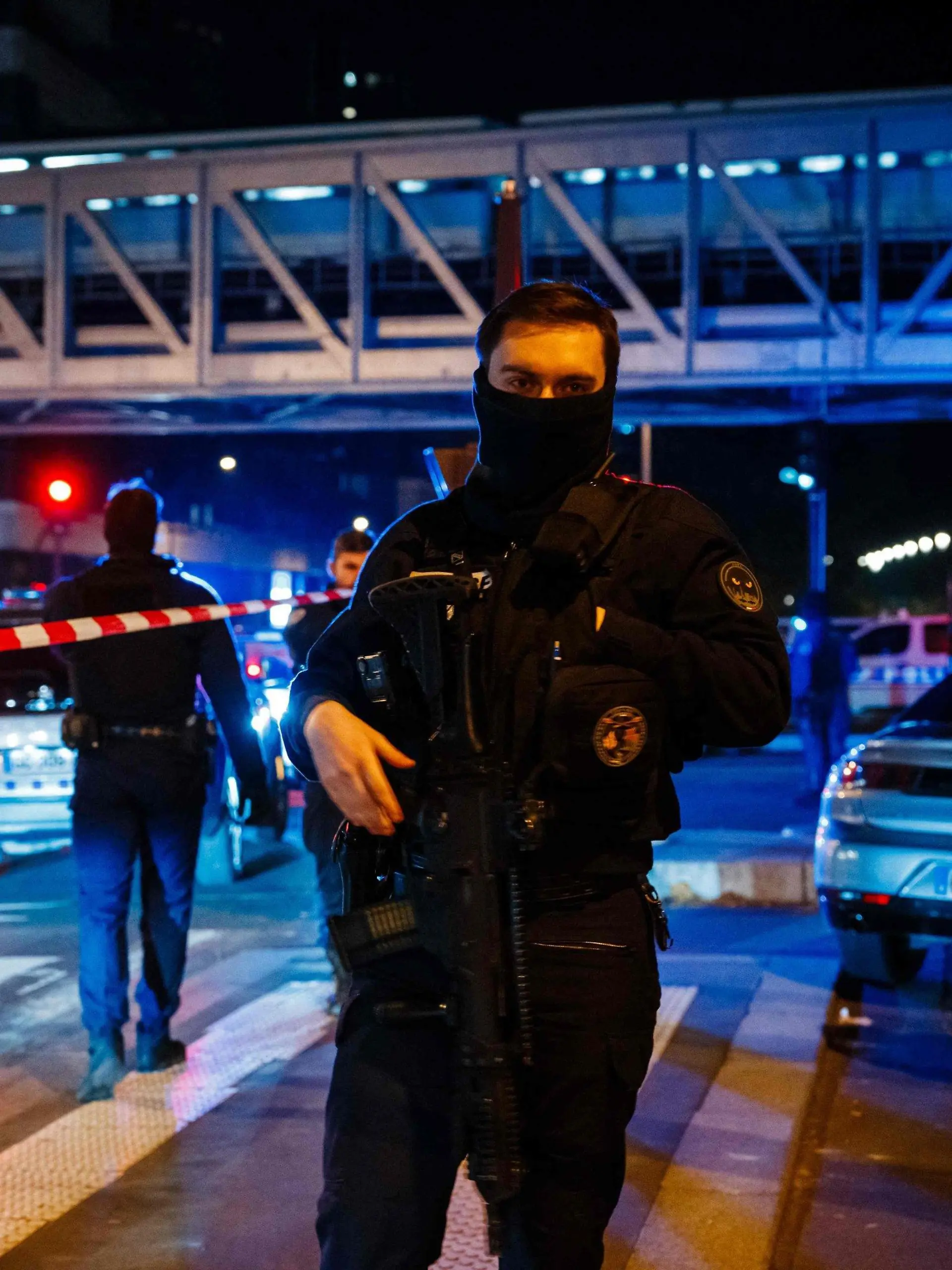 03.12.2023, Frankreich, Paris: Ein Polizeibeamter steht am Tatort Wache. Ein mutmaßlicher Islamist hat unweit des Eiffelturms am Samstagabend einen deutschen Touristen mit einem Messer getötet. Zwei weitere Menschen seien verletzt worden, einer davon mit einem Hammer. Der französische Innenminister Darmanin schrieb auf X, vormals Twitter, die Polizei habe den mutmaßlichen Täter festgenommen. Bei einem Besuch am Tatort sagte Darmanin laut Fernsehsender BFMTV, der Täter sei dem Inlandsgeheimdienst wegen radikalen Islamismus und «erheblicher psychischer Störungen» bekannt. Foto: Dimitar Dilkoff/AFP/dpa +++ dpa-Bildfunk +++