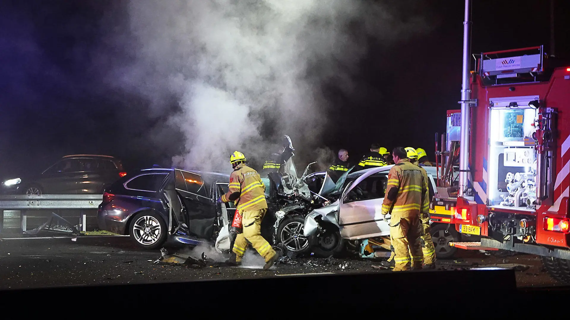 02.12.2023, Niederlande, Amersfoort: Hilfskräfte der Feuerwehr sind an der Unfallstelle beim Autobahnkreuz Hoevelaken östlich von Amsterdam im Einsatz. Bei einem schweren Unfall mit einem Geisterfahrer sind in den Niederlanden zwei Kinder und ein junger Mann ums Leben gekommen. Laut Polizei war ein 19-jähriger Mann mit seinem Auto am späten Samstagabend bei Amersfoort in die falsche Richtung gefahren und frontal mit dem entgegen kommenden Wagen einer Familie aus Hilversum zusammengestoßen. Foto: Roland Heitink/Persbureau Heitink/dpa +++ dpa-Bildfunk +++