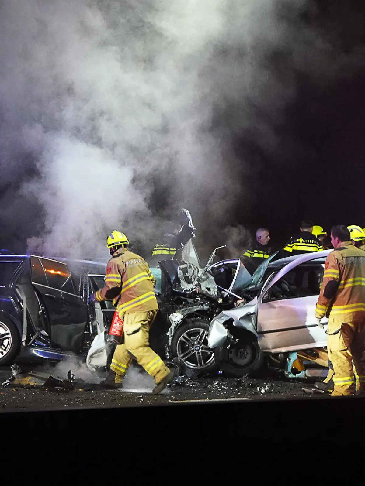 02.12.2023, Niederlande, Amersfoort: Hilfskräfte der Feuerwehr sind an der Unfallstelle beim Autobahnkreuz Hoevelaken östlich von Amsterdam im Einsatz. Bei einem schweren Unfall mit einem Geisterfahrer sind in den Niederlanden zwei Kinder und ein junger Mann ums Leben gekommen. Laut Polizei war ein 19-jähriger Mann mit seinem Auto am späten Samstagabend bei Amersfoort in die falsche Richtung gefahren und frontal mit dem entgegen kommenden Wagen einer Familie aus Hilversum zusammengestoßen. Foto: Roland Heitink/Persbureau Heitink/dpa +++ dpa-Bildfunk +++