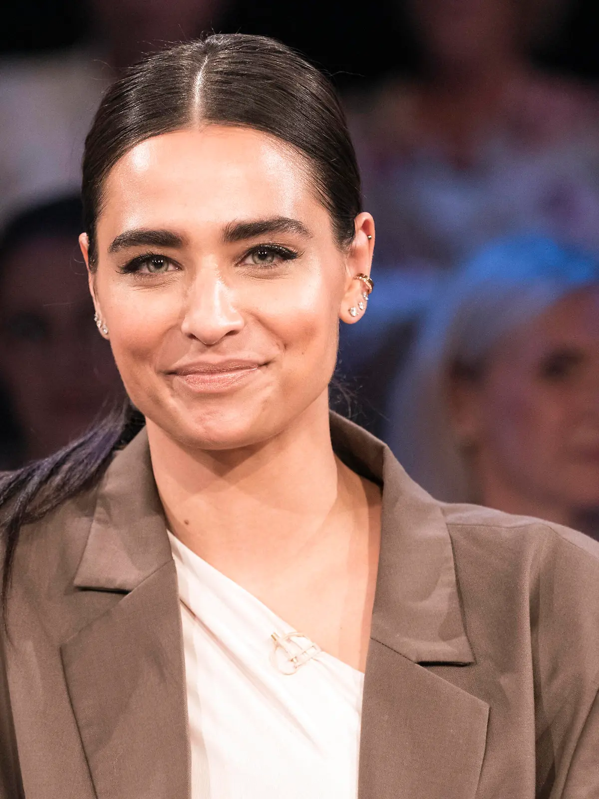  Amira Pocher im Bild: Amira Pocher Die vergangenen Freitage verbrachte Amira Pocher immer auf dem Tanzparkett und verzauberte mit ihrer Darbietung das Publikum. Jetzt stattet die Halbfinalistin von Lets Dance dem 3nach9-Talkparkett ihren allerersten Besuch ab. Die zweifache Mutter kam schon früh mit dem Tanz in Berührung ihre Mutter betrieb in Österreich ein Studio für Orientalischen Tanz. Zu ihrem ägyptischen Vater nahm sie erst im Erwachsenenalter wieder Kontakt auf auch Dank der Hilfe ihres Mannes Oliver Pocher. Wie die gelernte Visagistin den Comedian kennenlernte, wie ihre gemeinsame Podcast-Arbeit abläuft und in welche überraschende Richtung sie ihre berufliche Karriere nun lenkt, berichtet Amira Pocher erstmal