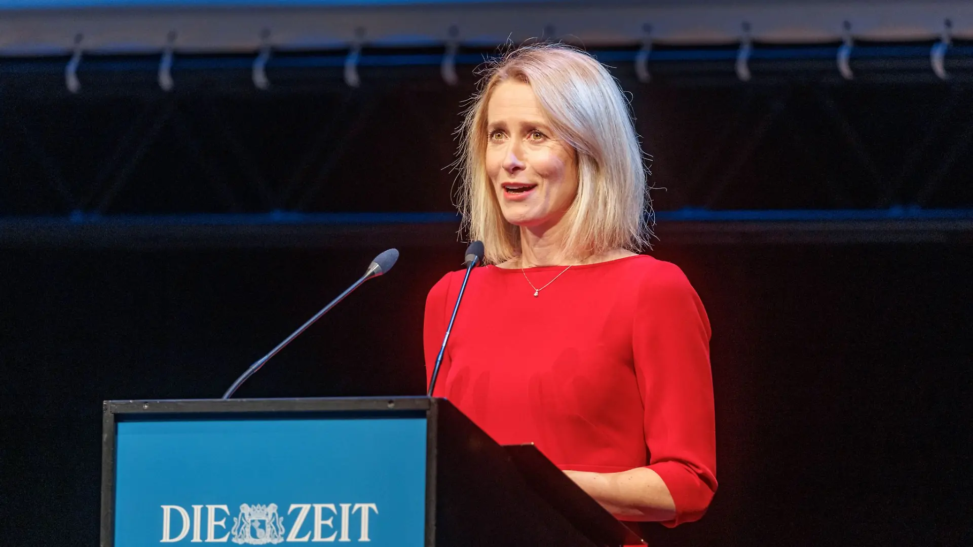 Die Estnische Premierministerin Katja Kallas hält nach der Überreichung des Marion-Dönhoff Preises ihre Dankesrede.