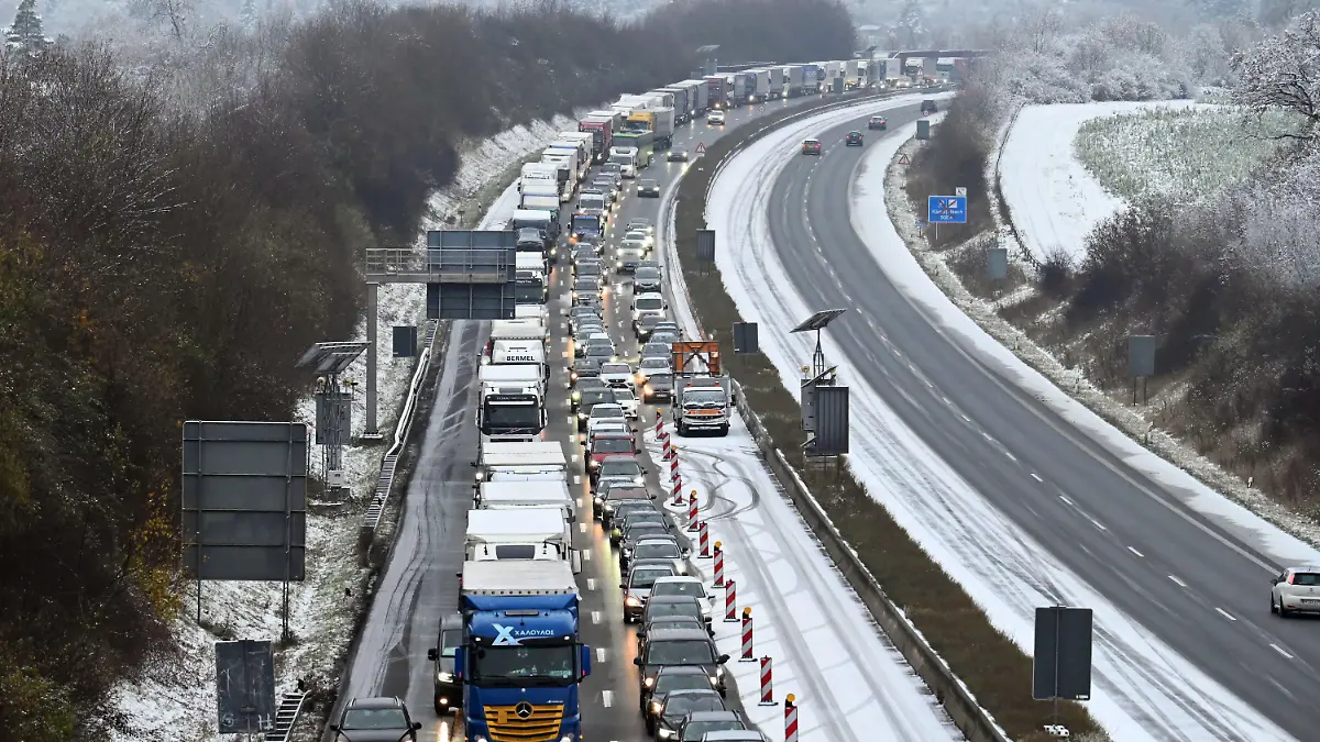 02.12.2023, Baden-Württemberg, Pforzheim: An der gesperrten Autobahn A8 bildet sich an der Ausfahrt Pforzheim Nord ein Rückstau. Die Strecke ist zwischen Pforzheim Nord und Pforzheim Süd vom 01.12.2023 (20.00 Uhr) bis zum 04.12.2023 (05.00 Uhr) wegen Bauarbeiten beidseitig voll gesperrt. Grund dafür ist der sechsspurige Ausbau der Autobahn zwischen den Anschlussstellen Süd und Nord. Foto: Uli Deck/dpa +++ dpa-Bildfunk +++