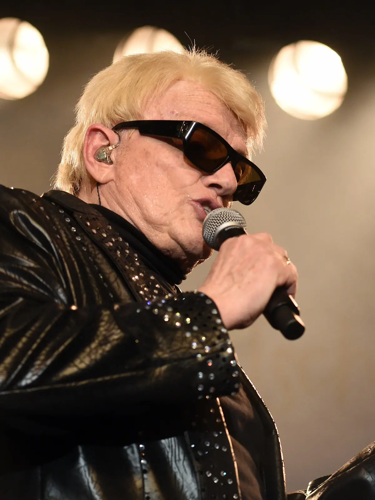 ARCHIV - 30.03.2019, Nordrhein-Westfalen, Köln: Der Sänger Heino steht bei seiner Abschiedstournee "und Tschüss" ,bei seinem letzten Konzert in Deutschland, in der "Live Music Hall" auf der Bühne. (zu dpa "Heino weint bei Konzert um verstorbene Frau Hannelore") Foto: Horst Ossinger//dpa +++ dpa-Bildfunk +++