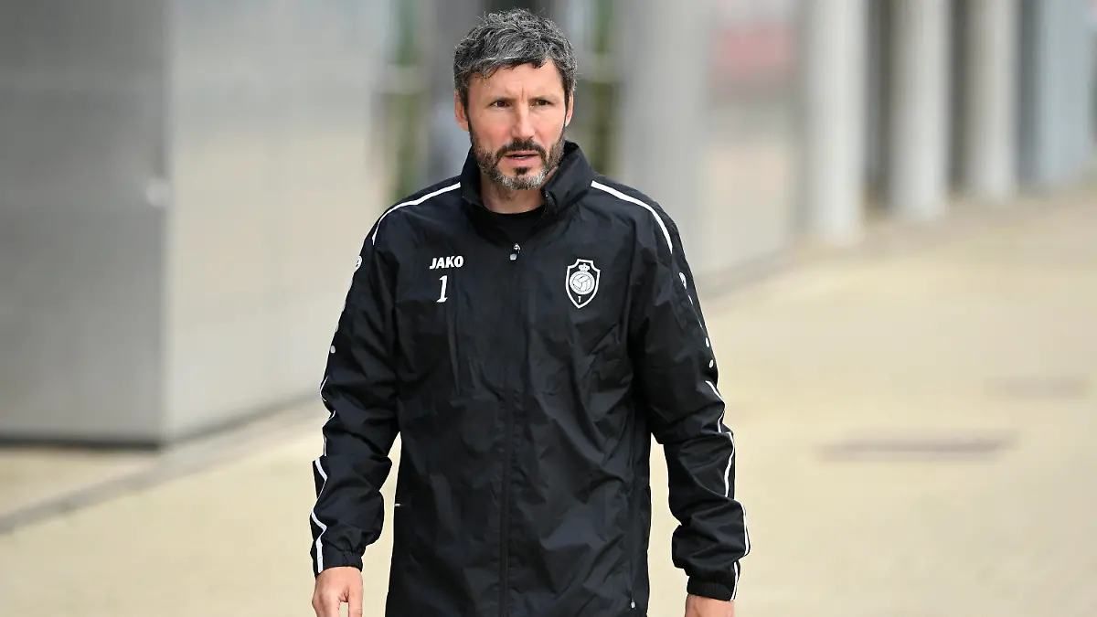 ARCHIV - 27.06.2022, Belgien, Antwerpen: Fußball: Royal Antwerp FC, Trainingseinheit: Mark van Bommel, Trainer des Royal Antwerp FC, kommt zu einer Trainingseinheit an. (zu dpa: «Van Bommel entgeht bewaffnetem Überfall») Foto: Tom Goyvaerts/BELGA/dpa +++ dpa-Bildfunk +++